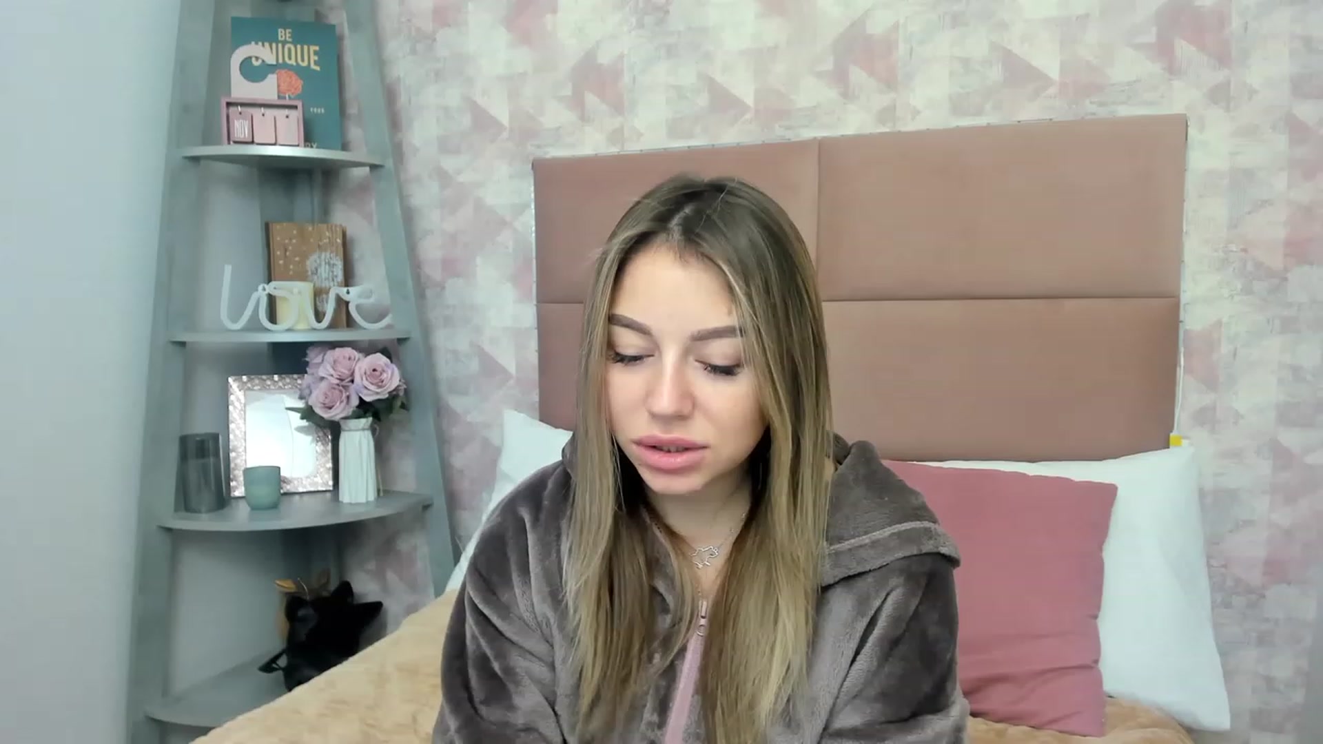 Gallery image thumbnail from SofiBloom's myfreecams stream on, 12/01/2022, 11:59 image 12 of 20