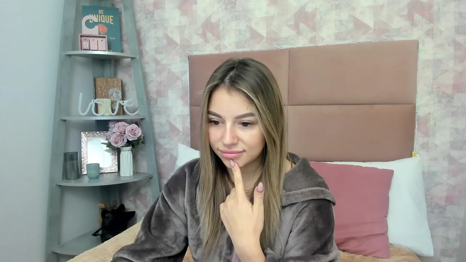 Gallery image thumbnail from SofiBloom's myfreecams stream on, 12/01/2022, 11:59 image 14 of 20