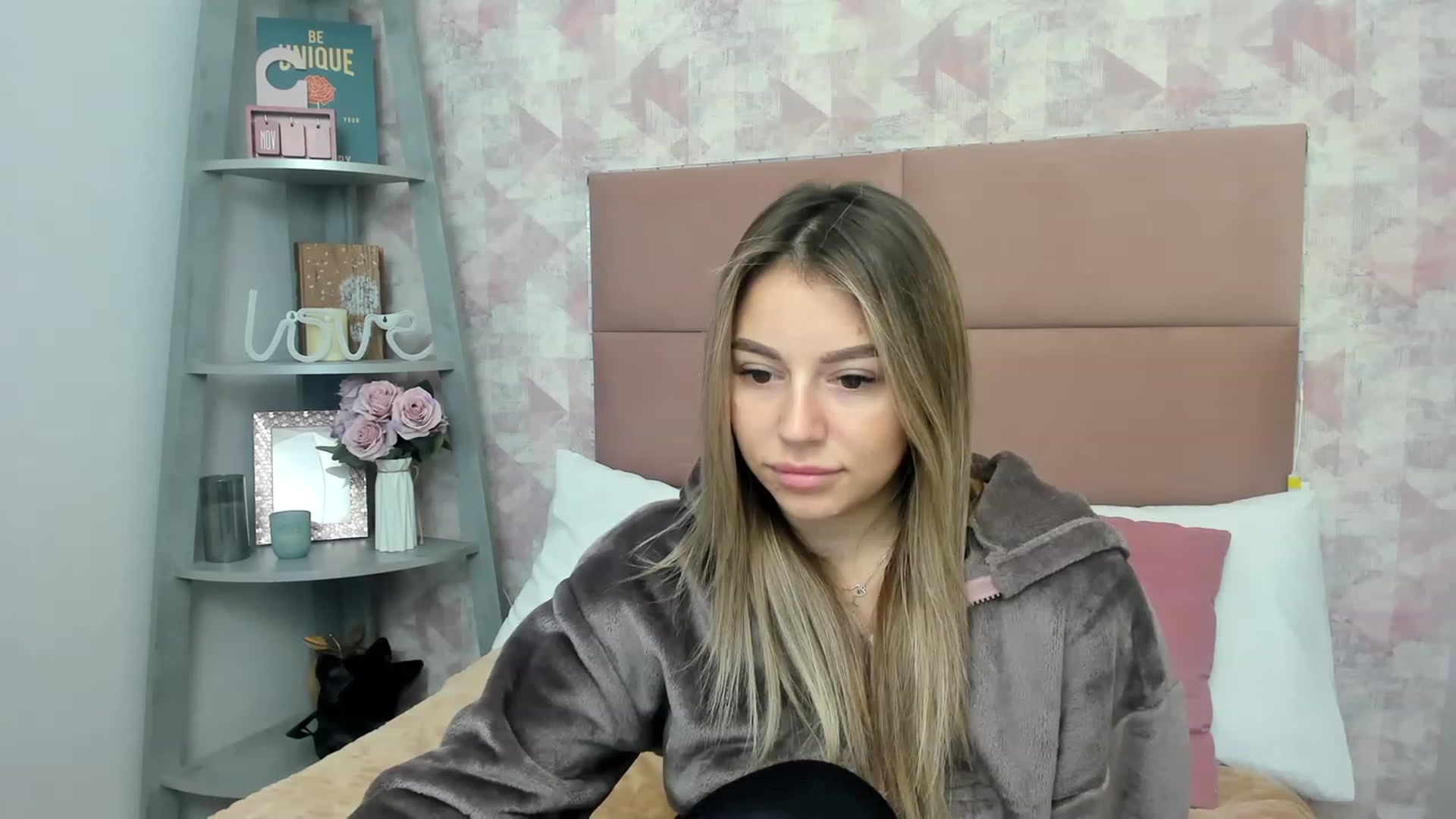 Gallery image thumbnail from SofiBloom's myfreecams stream on, 12/01/2022, 11:59 image 6 of 20