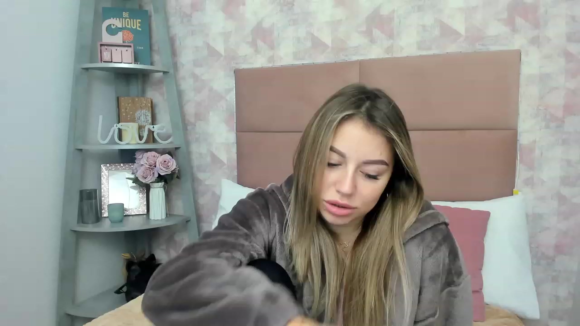 Gallery image thumbnail from SofiBloom's myfreecams stream on, 12/01/2022, 11:59 image 8 of 20