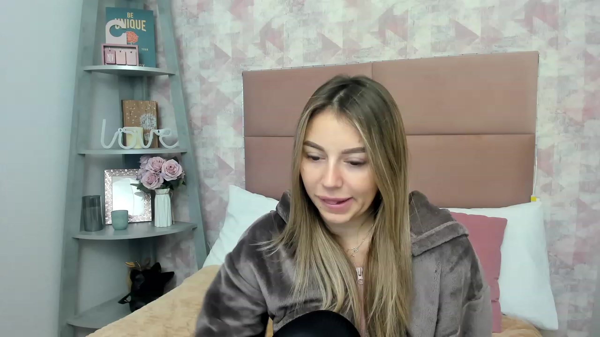 Gallery image thumbnail from SofiBloom's myfreecams stream on, 12/01/2022, 11:59 image 3 of 20