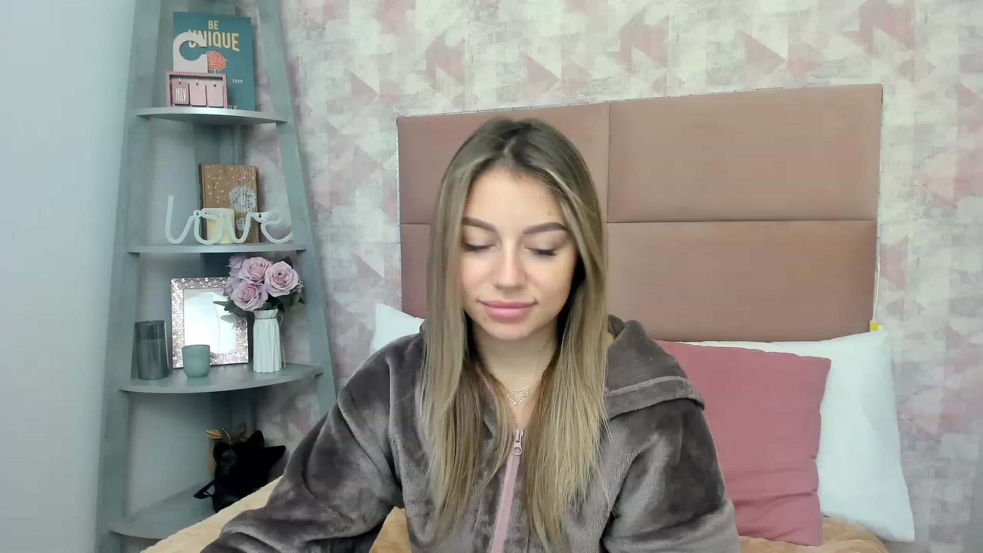 Gallery image thumbnail from SofiBloom's myfreecams stream on, 12/01/2022, 11:59 image 13 of 20