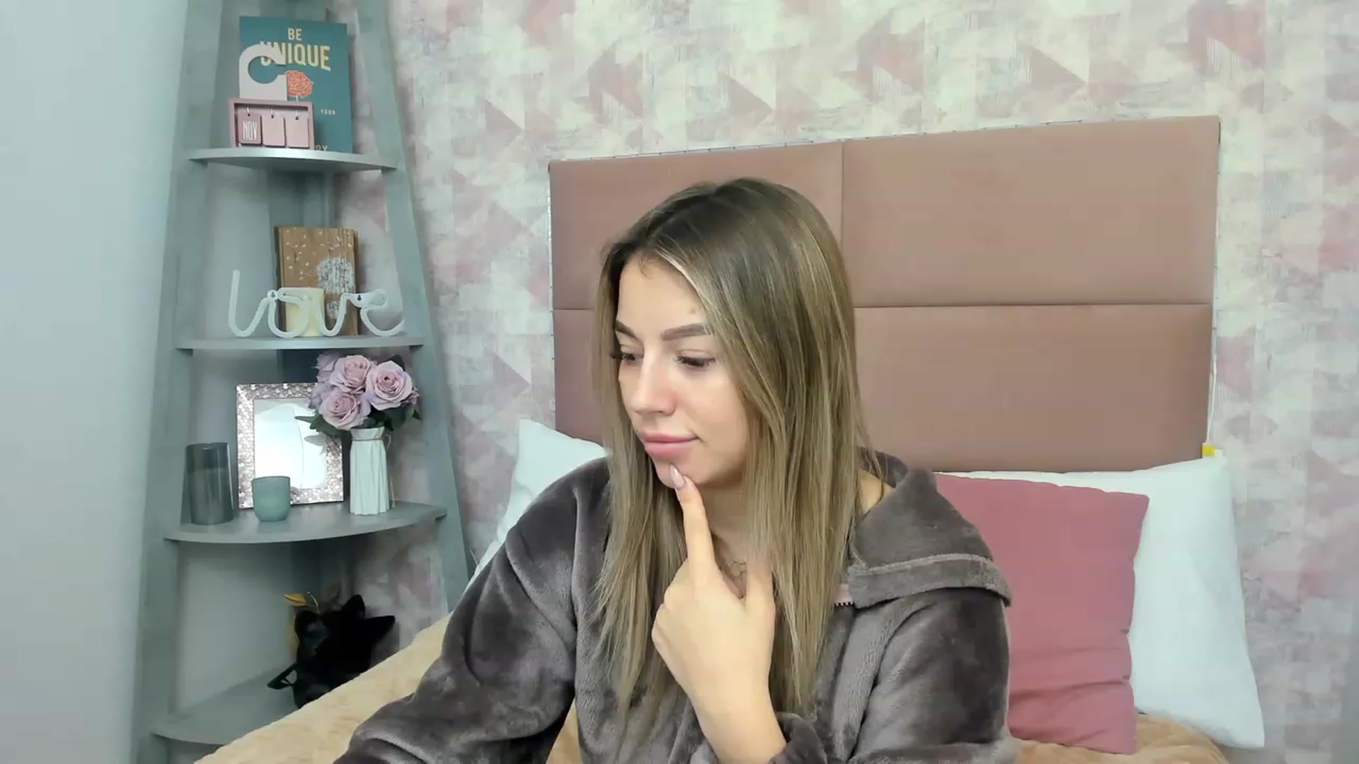 Gallery image thumbnail from SofiBloom's myfreecams stream on, 12/01/2022, 11:59 image 19 of 20