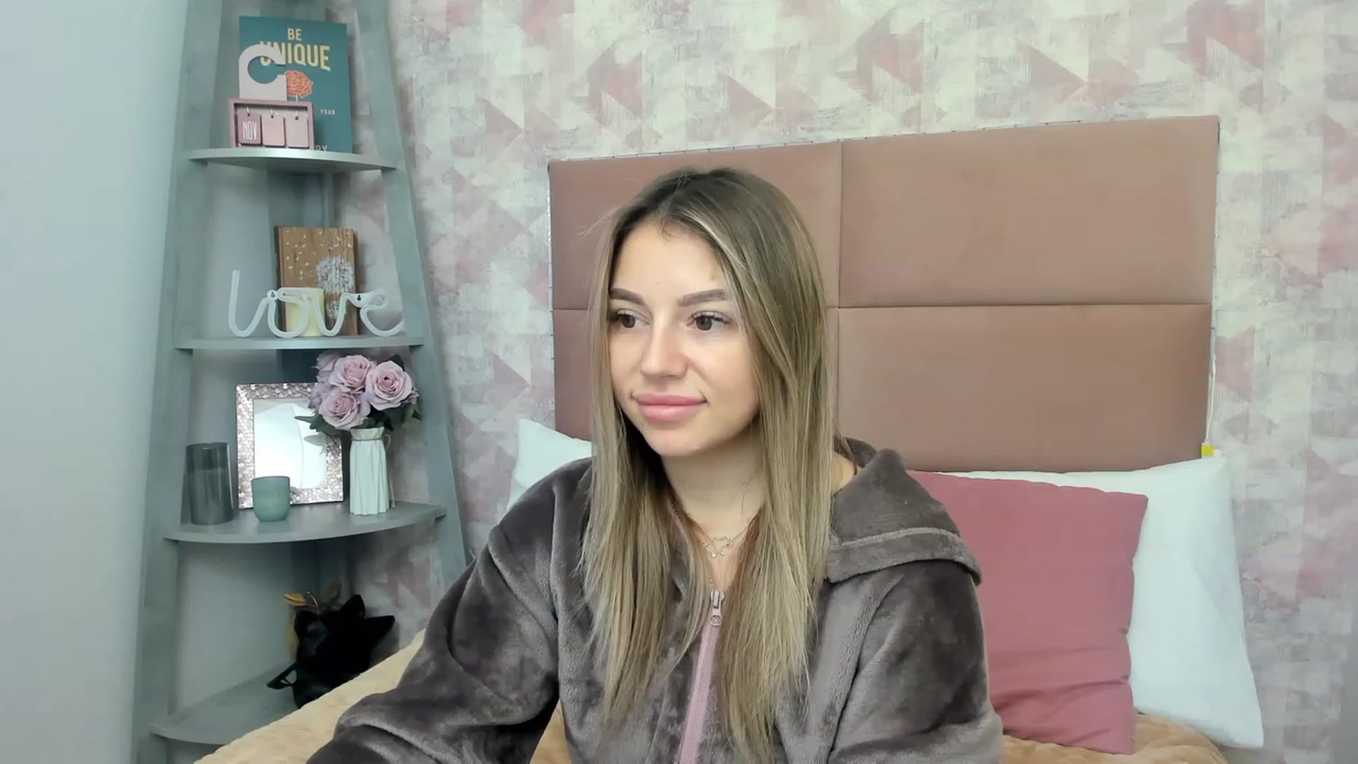 Gallery image thumbnail from SofiBloom's myfreecams stream on, 12/01/2022, 11:59 image 15 of 20