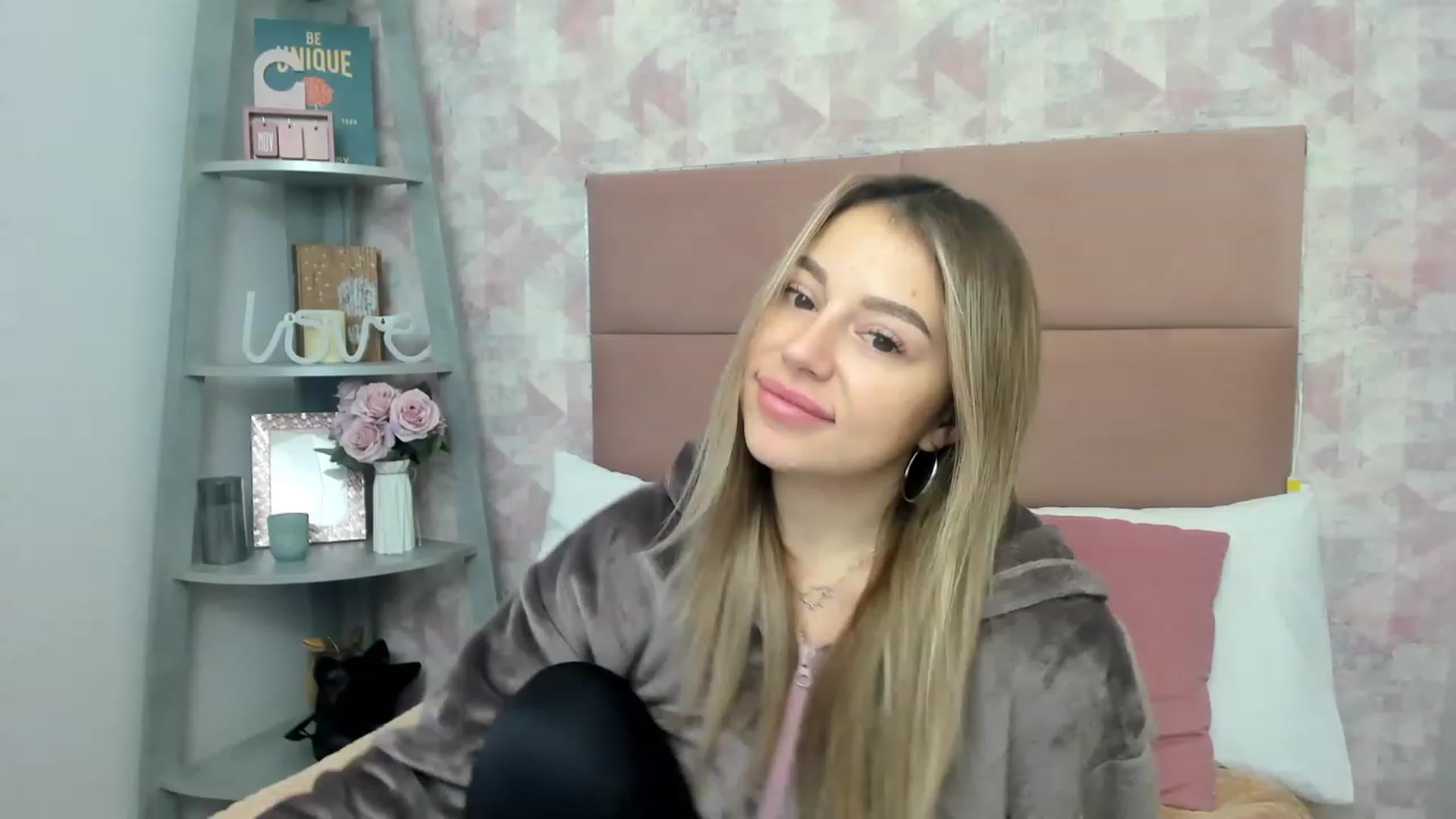 Gallery image thumbnail from SofiBloom's myfreecams stream on, 12/01/2022, 11:59 image 1 of 20