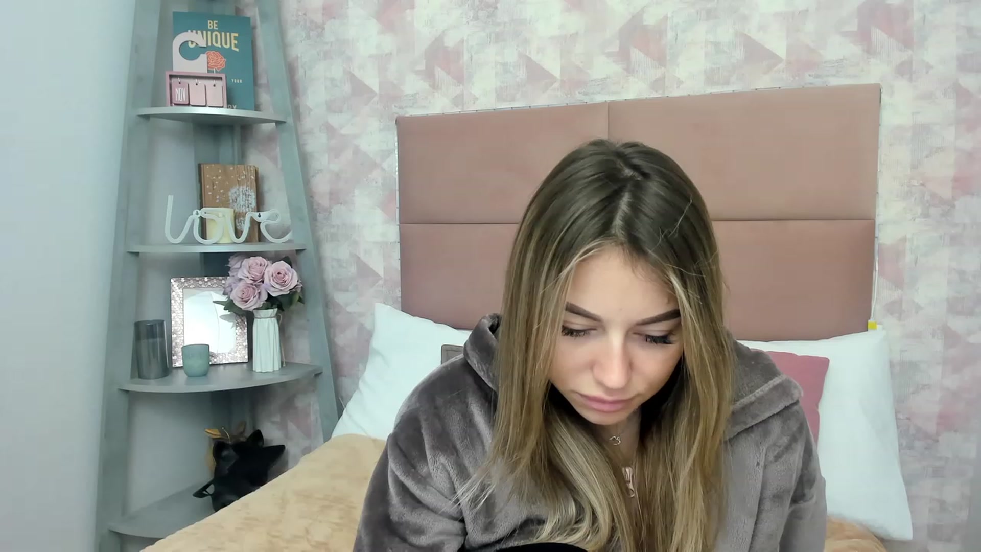 Gallery image thumbnail from SofiBloom's myfreecams stream on, 12/01/2022, 11:59 image 4 of 20