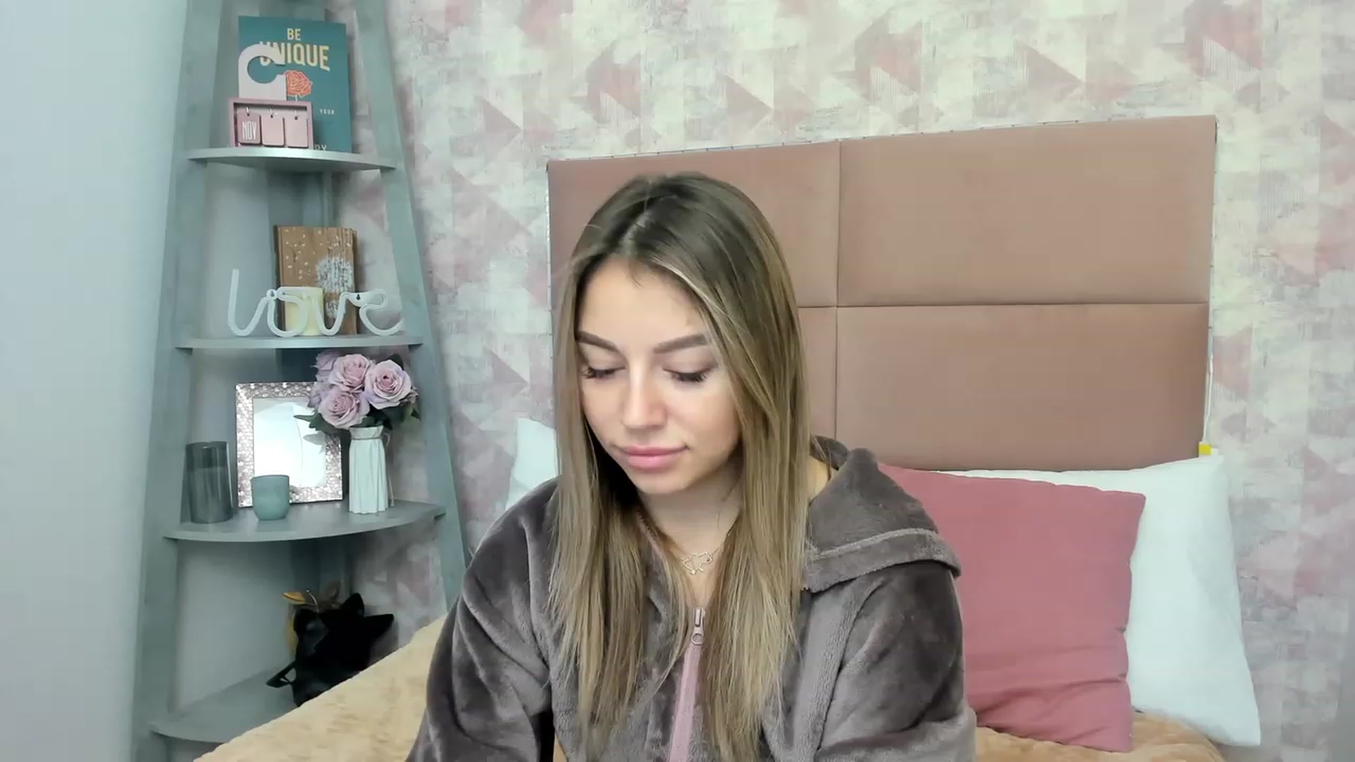 Gallery image thumbnail from SofiBloom's myfreecams stream on, 12/01/2022, 11:59 image 16 of 20