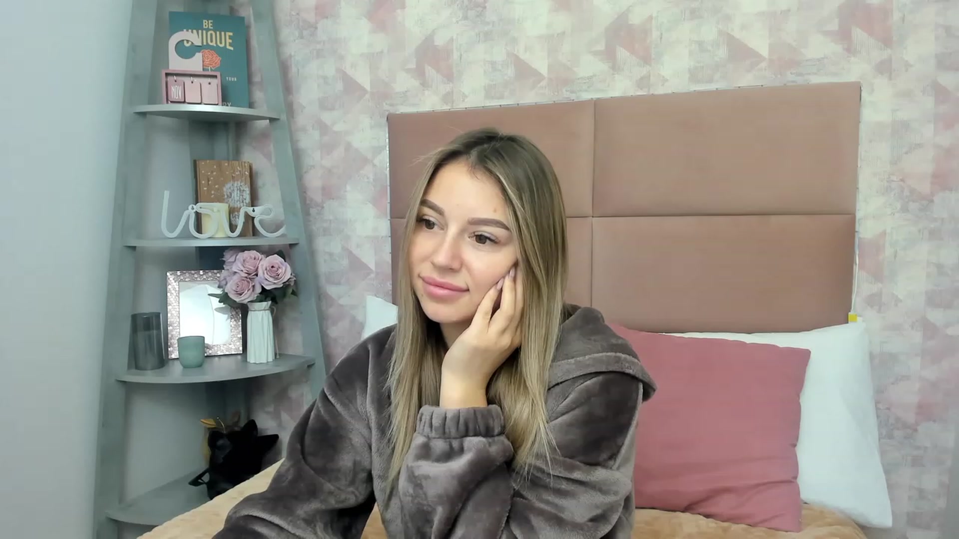 Gallery image thumbnail from SofiBloom's myfreecams stream on, 12/01/2022, 11:59 image 18 of 20