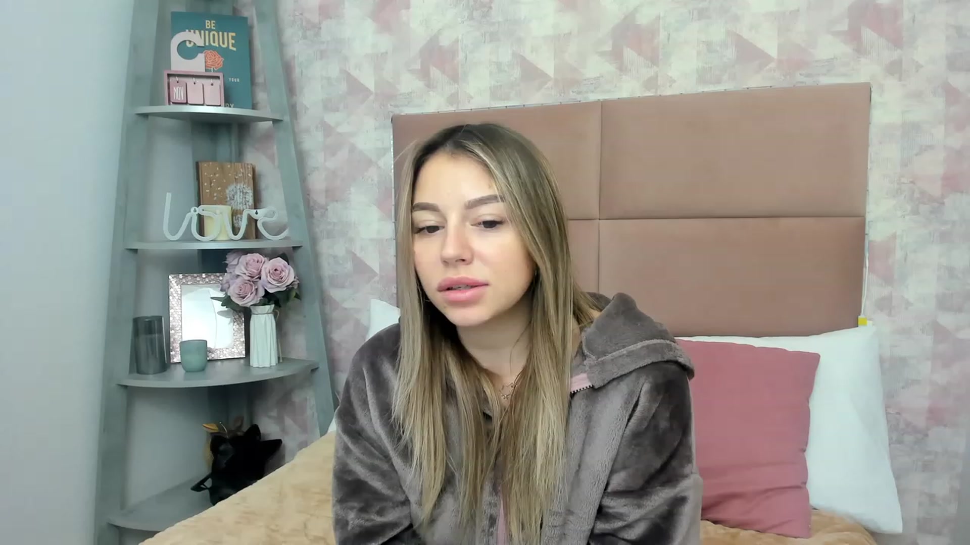 Gallery image thumbnail from SofiBloom's myfreecams stream on, 12/01/2022, 11:59 image 10 of 20