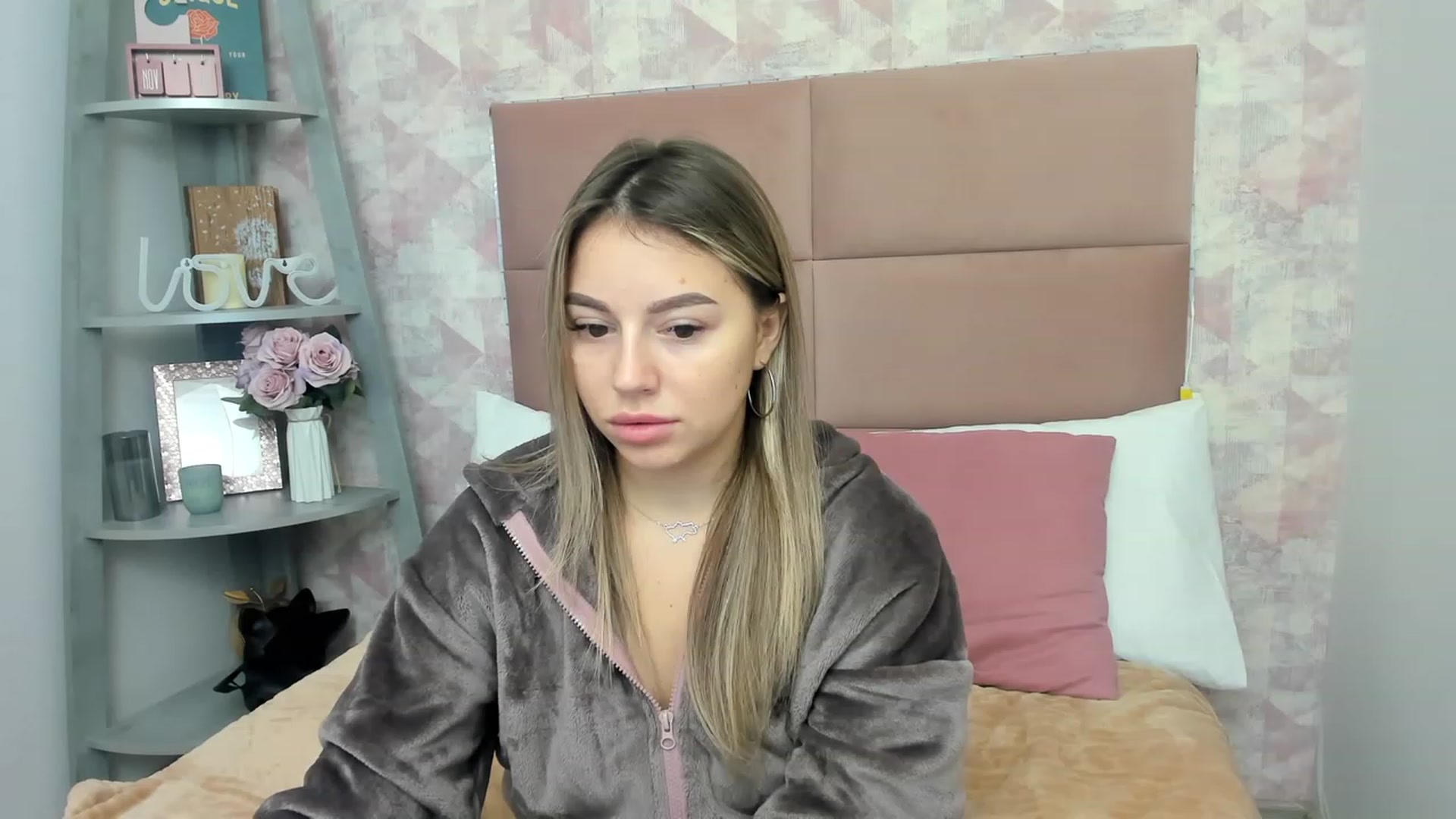 Gallery image thumbnail from SofiBloom's myfreecams stream on, 12/01/2022, 13:10 image 5 of 20