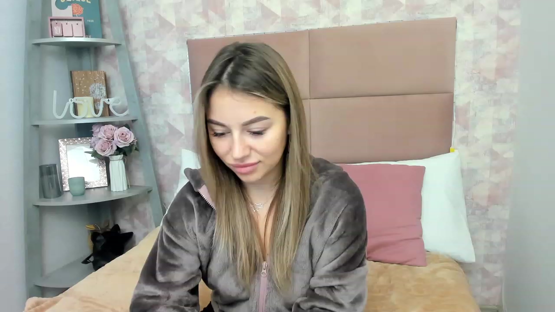 Gallery image thumbnail from SofiBloom's myfreecams stream on, 12/01/2022, 13:10 image 17 of 20
