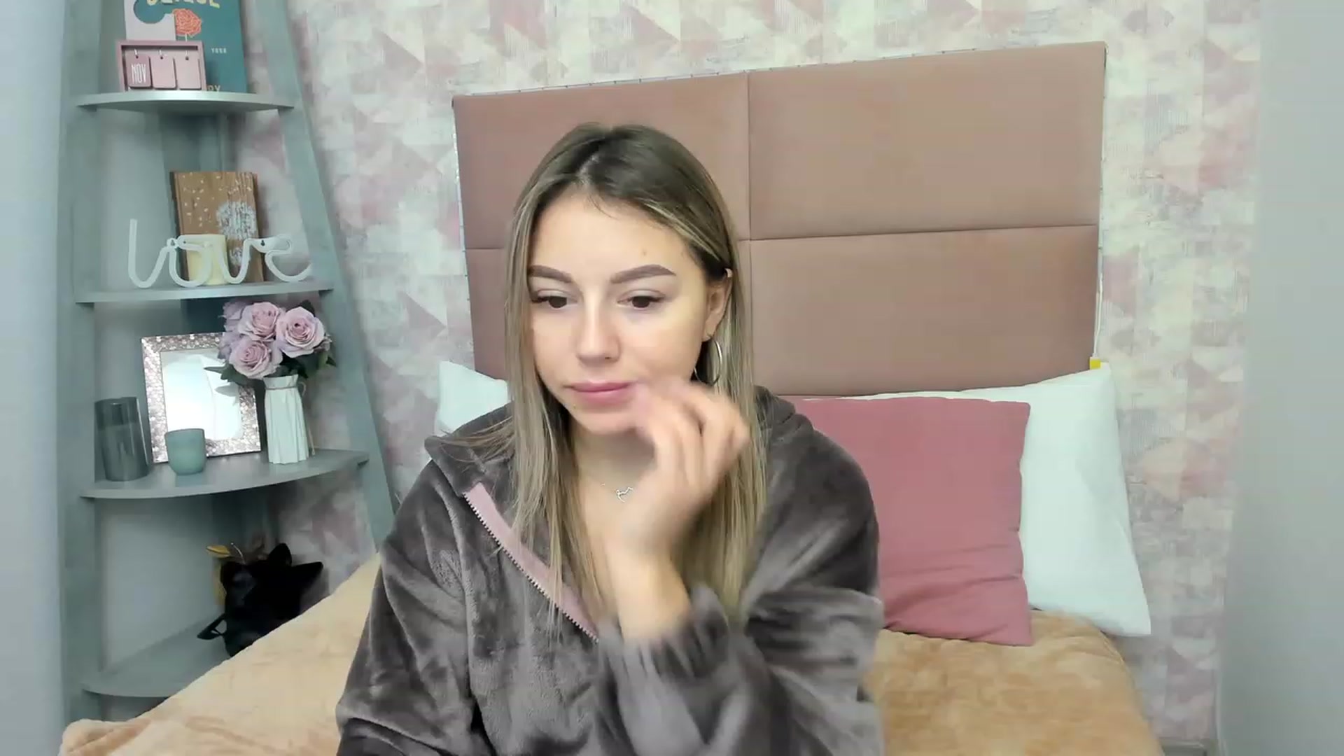 Gallery image thumbnail from SofiBloom's myfreecams stream on, 12/01/2022, 13:10 image 3 of 20