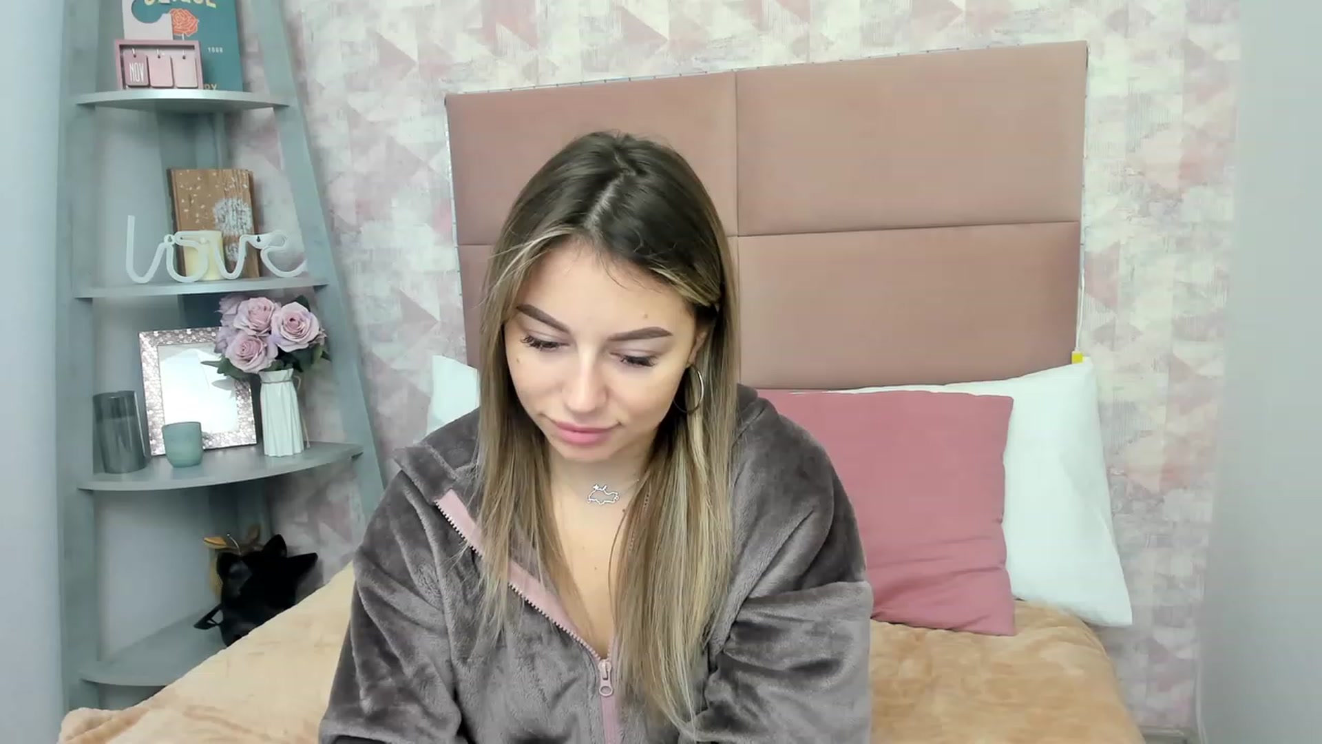 Gallery image thumbnail from SofiBloom's myfreecams stream on, 12/01/2022, 13:10 image 7 of 20