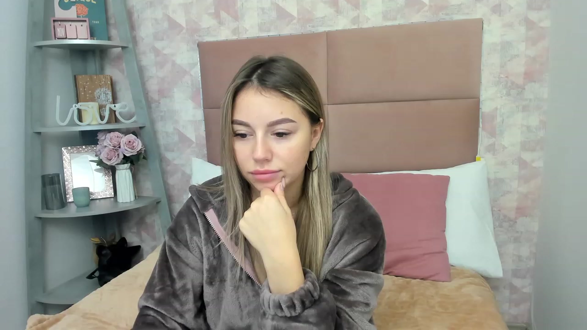 Gallery image thumbnail from SofiBloom's myfreecams stream on, 12/01/2022, 13:10 image 1 of 20