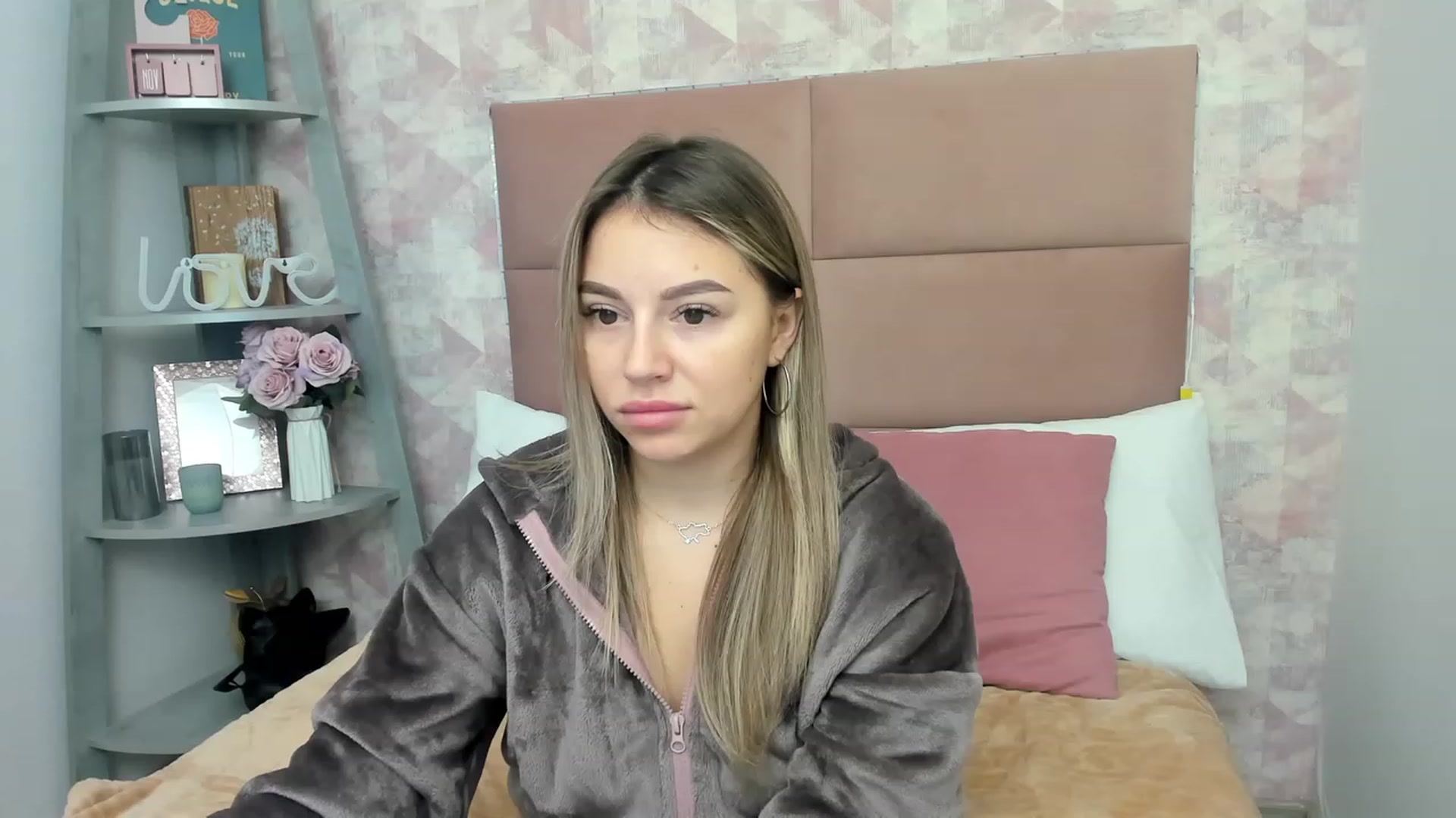 Gallery image thumbnail from SofiBloom's myfreecams stream on, 12/01/2022, 13:10 image 4 of 20