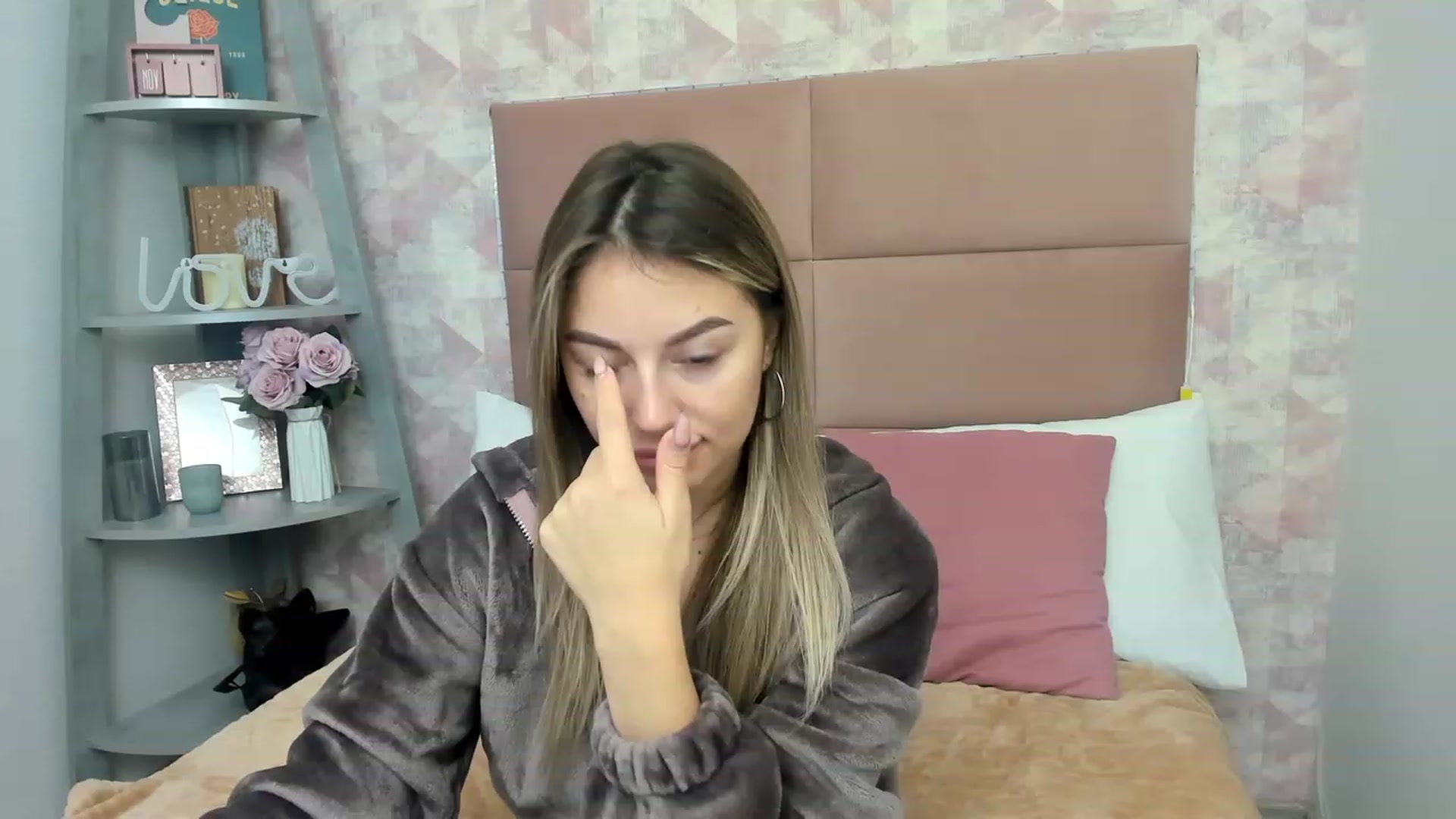 Gallery image thumbnail from SofiBloom's myfreecams stream on, 12/01/2022, 13:10 image 9 of 20