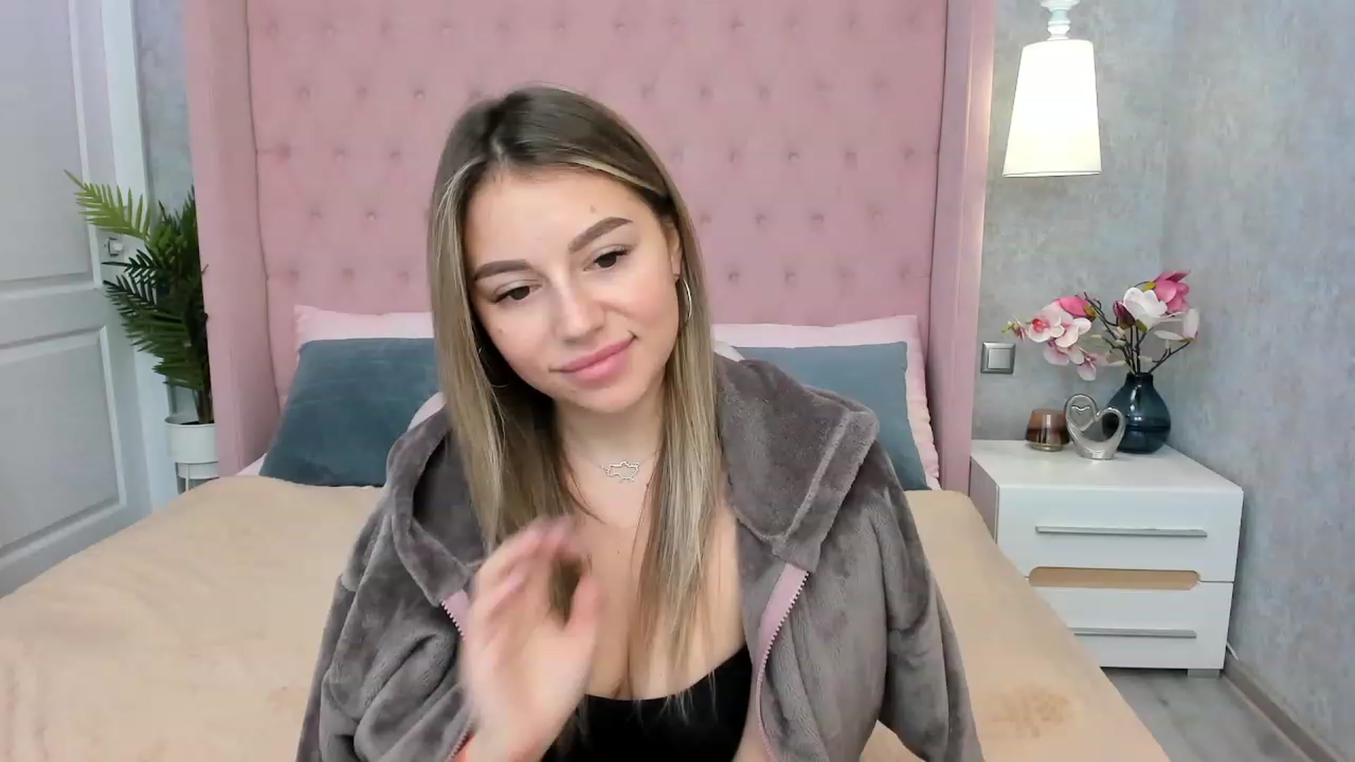 Gallery image thumbnail from SofiBloom's myfreecams stream on, 12/01/2022, 16:00 image 15 of 20