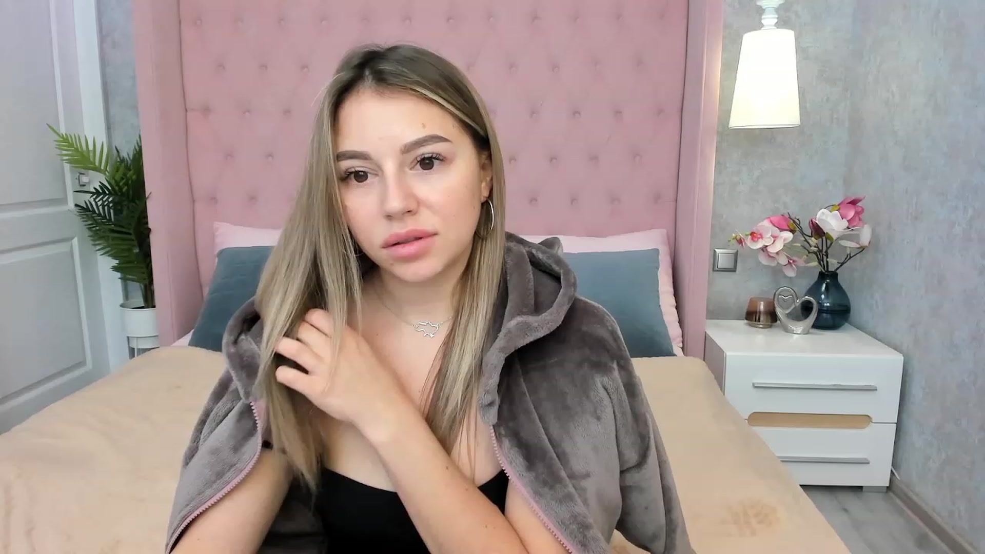 Gallery image thumbnail from SofiBloom's myfreecams stream on, 12/01/2022, 16:00 image 16 of 20