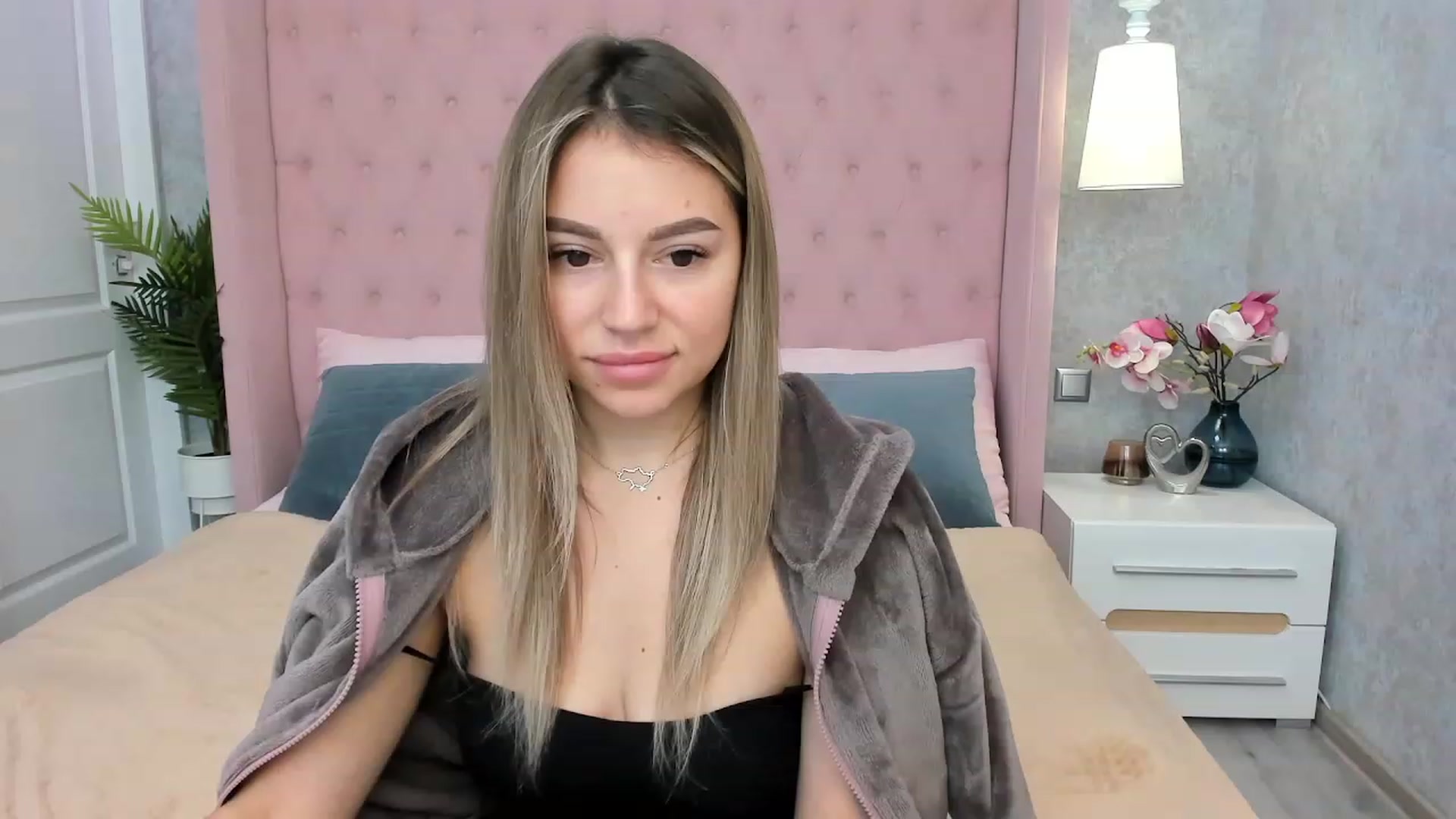 Gallery image thumbnail from SofiBloom's myfreecams stream on, 12/01/2022, 16:00 image 12 of 20