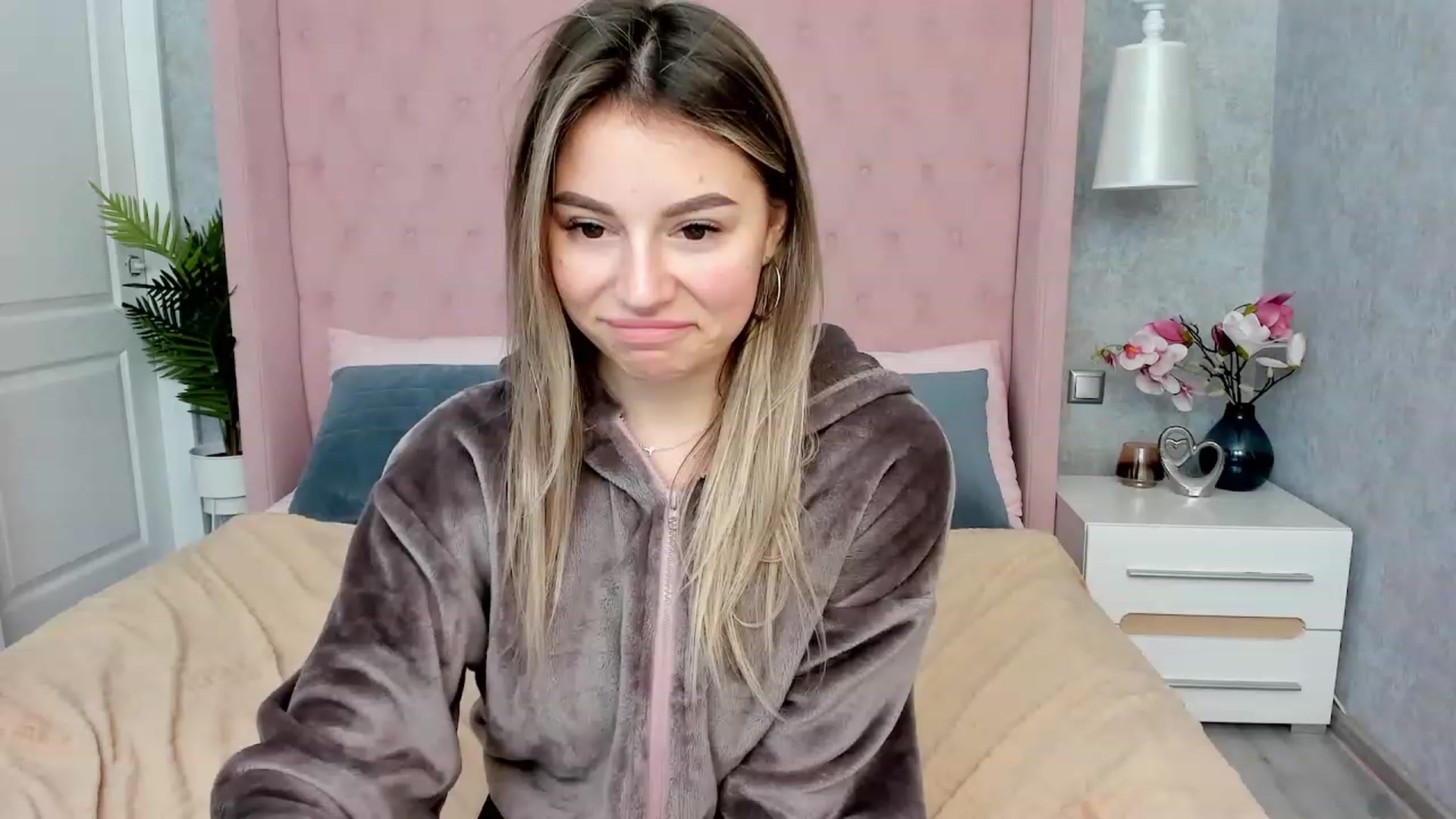 Gallery image thumbnail from SofiBloom's myfreecams stream on, 12/01/2022, 18:53 image 17 of 20