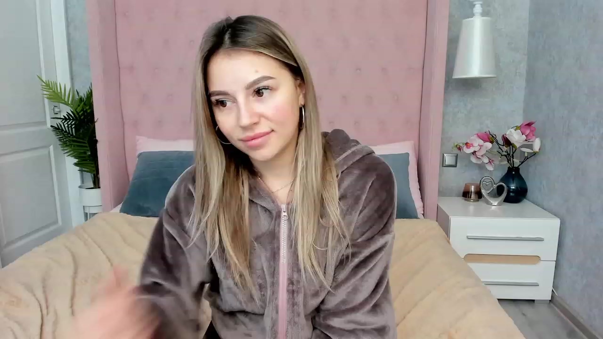 Gallery image thumbnail from SofiBloom's myfreecams stream on, 12/01/2022, 18:53 image 13 of 20
