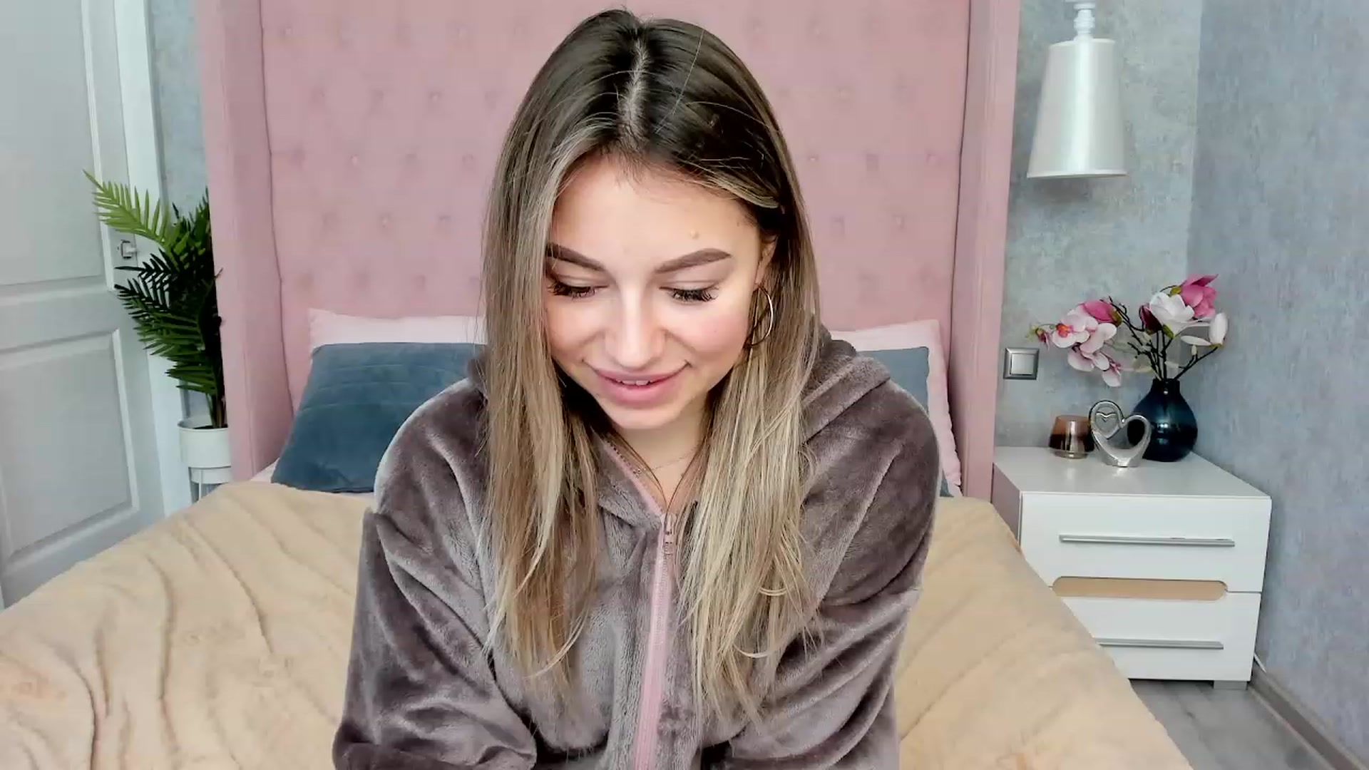 Gallery image thumbnail from SofiBloom's myfreecams stream on, 12/01/2022, 18:53 image 15 of 20