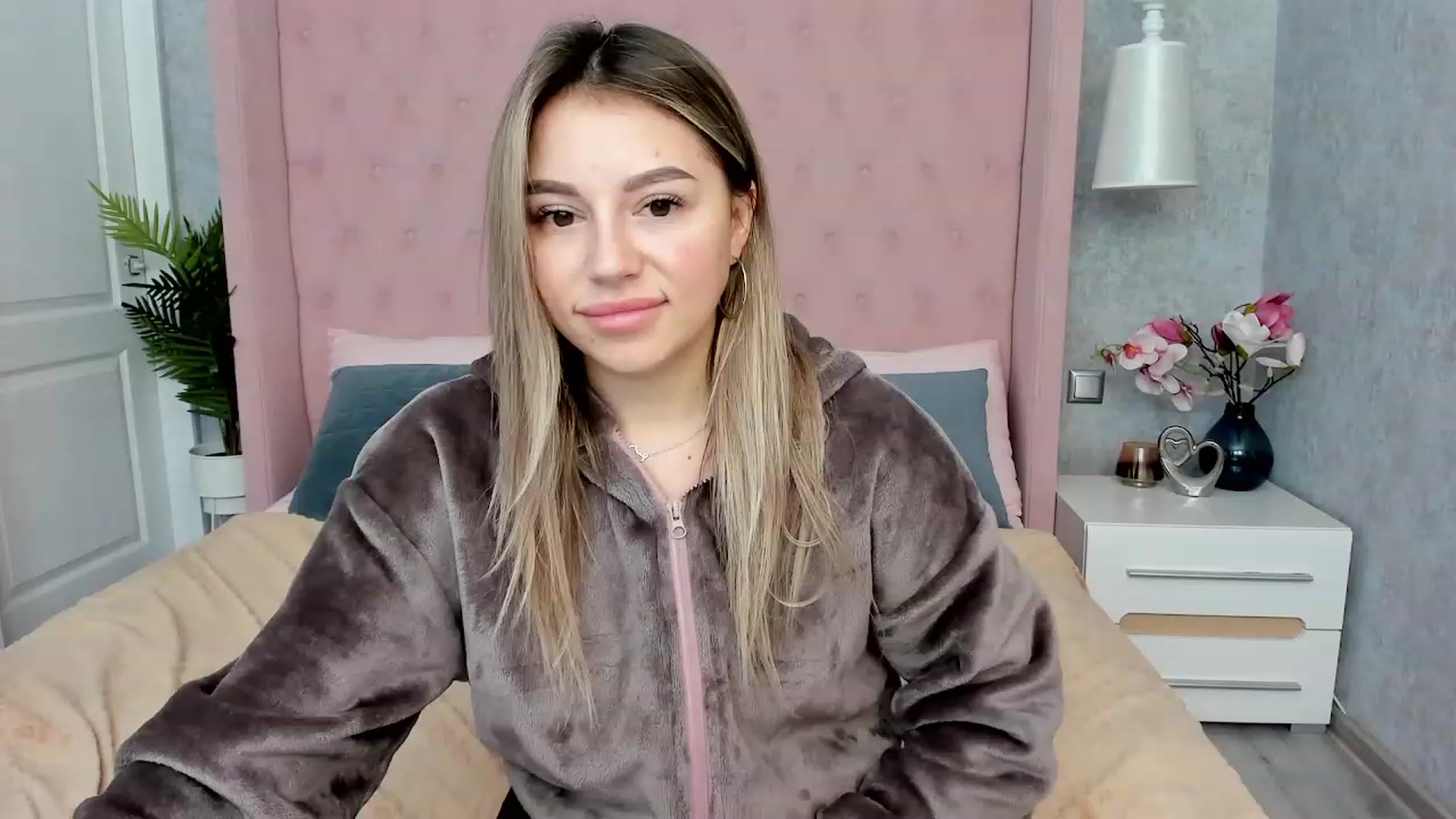 Gallery image thumbnail from SofiBloom's myfreecams stream on, 12/01/2022, 18:53 image 11 of 20