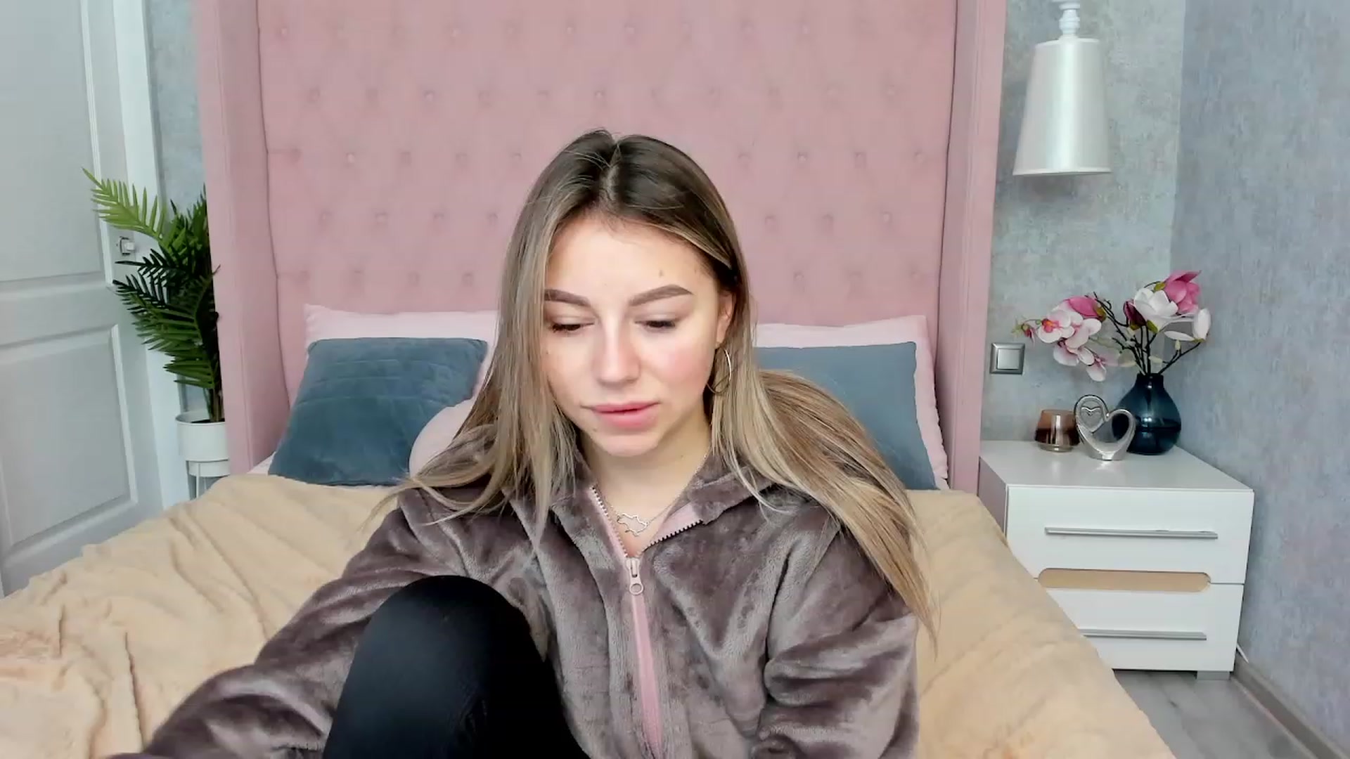 Gallery image thumbnail from SofiBloom's myfreecams stream on, 12/01/2022, 18:53 image 2 of 20