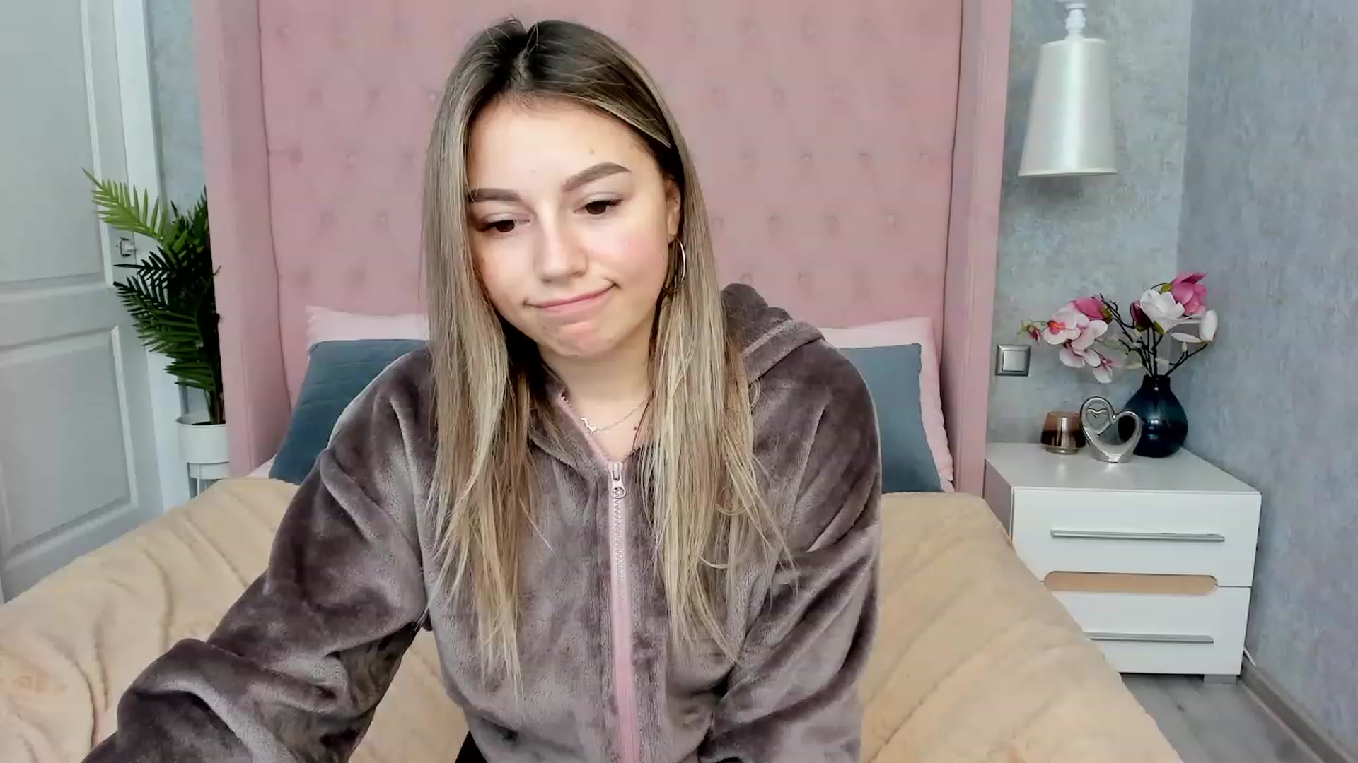 Gallery image thumbnail from SofiBloom's myfreecams stream on, 12/01/2022, 18:53 image 12 of 20