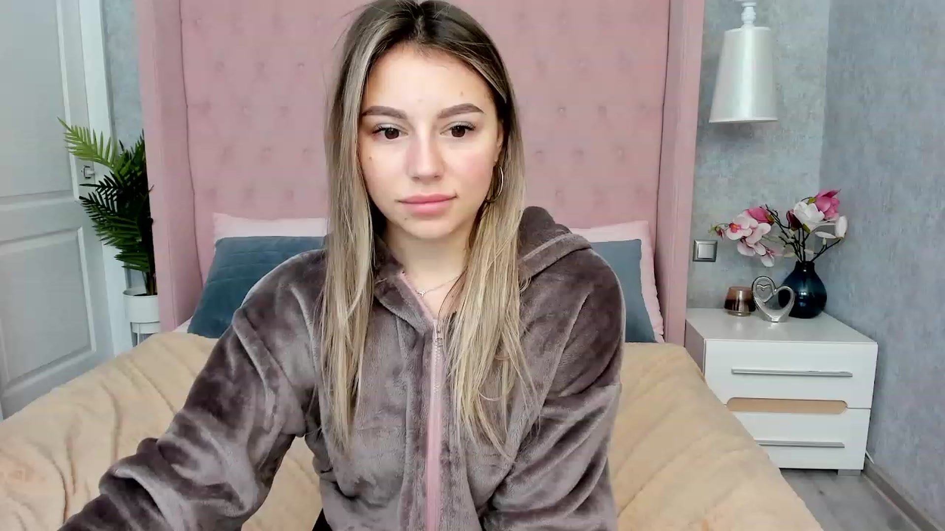 Gallery image thumbnail from SofiBloom's myfreecams stream on, 12/01/2022, 18:53 image 16 of 20
