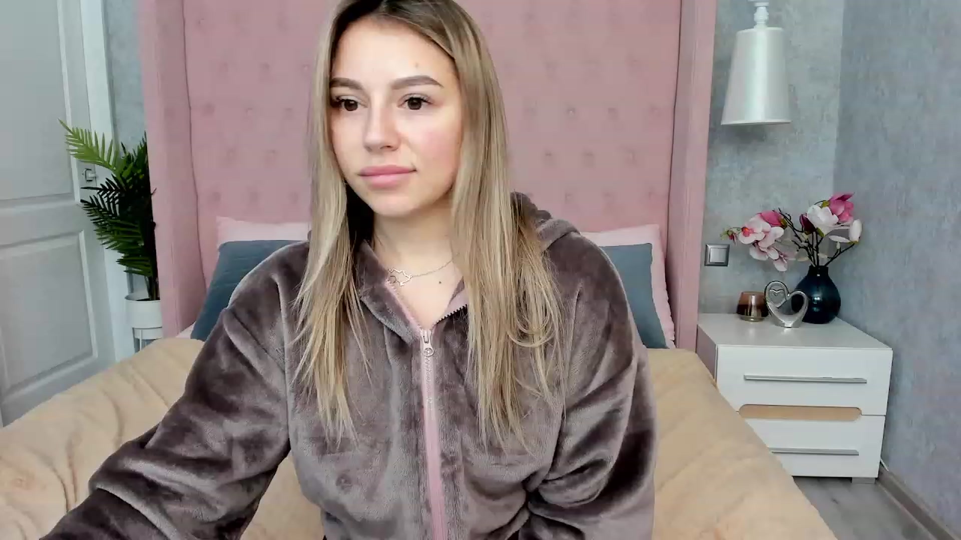 Gallery image thumbnail from SofiBloom's myfreecams stream on, 12/01/2022, 18:53 image 10 of 20