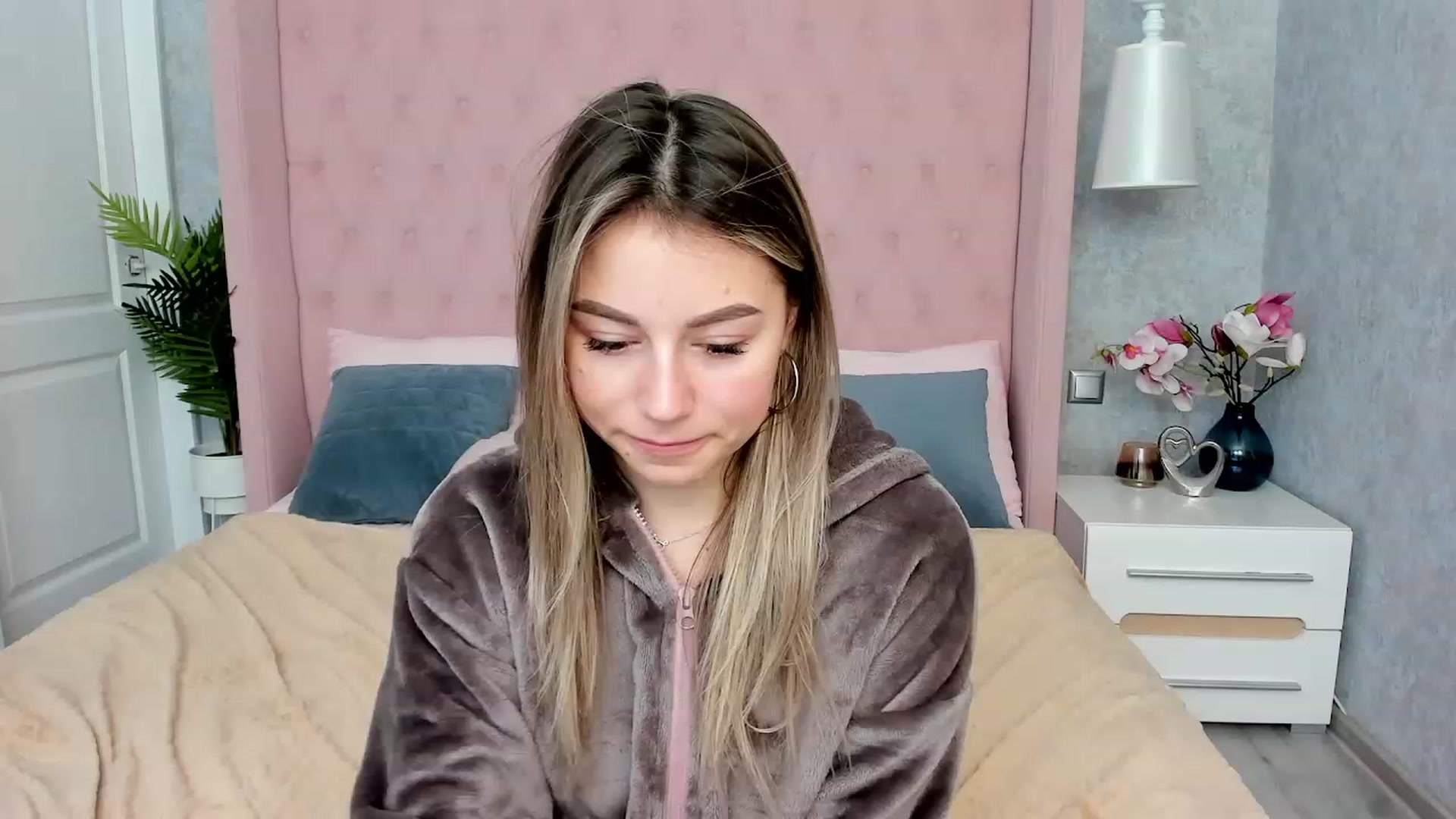 Gallery image thumbnail from SofiBloom's myfreecams stream on, 12/01/2022, 18:53 image 18 of 20
