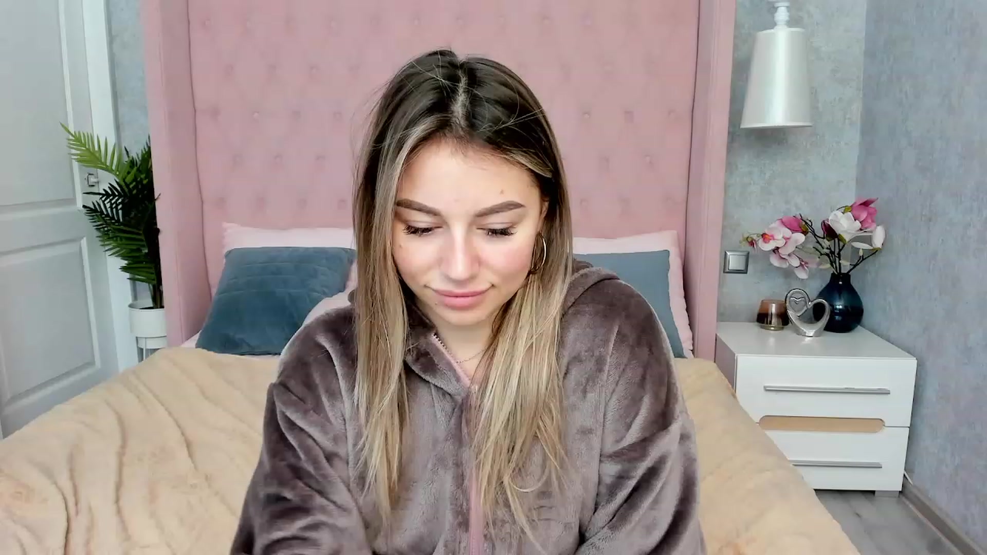 Gallery image thumbnail from SofiBloom's myfreecams stream on, 12/01/2022, 18:53 image 19 of 20