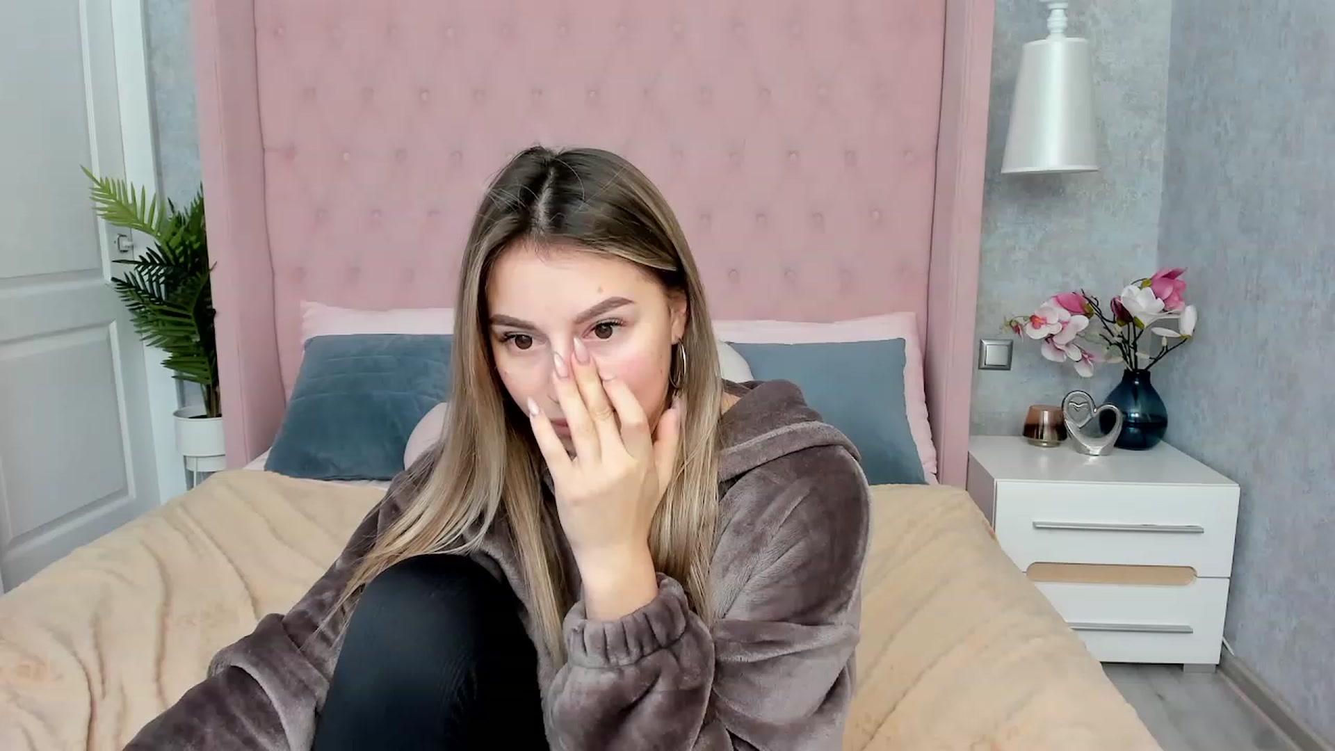 Gallery image thumbnail from SofiBloom's myfreecams stream on, 12/01/2022, 18:53 image 20 of 20