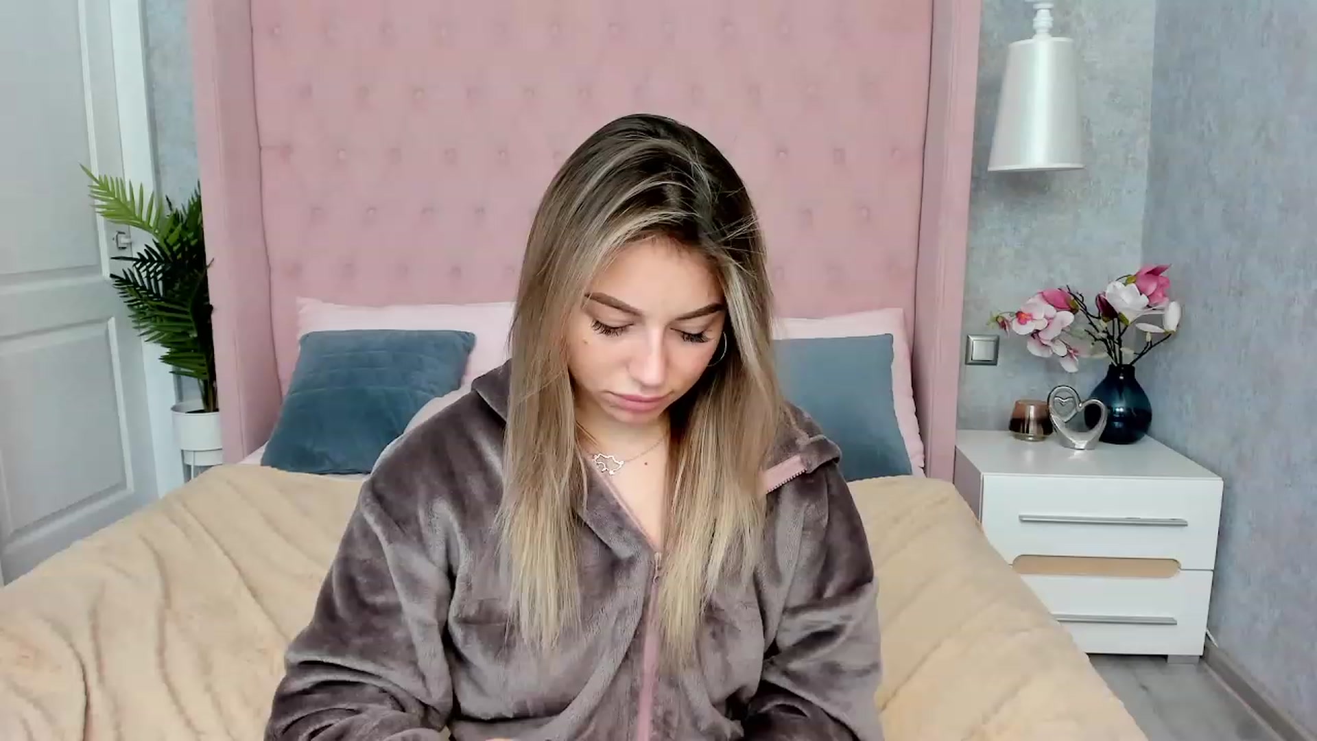 Gallery image thumbnail from SofiBloom's myfreecams stream on, 12/01/2022, 19:17 image 15 of 20