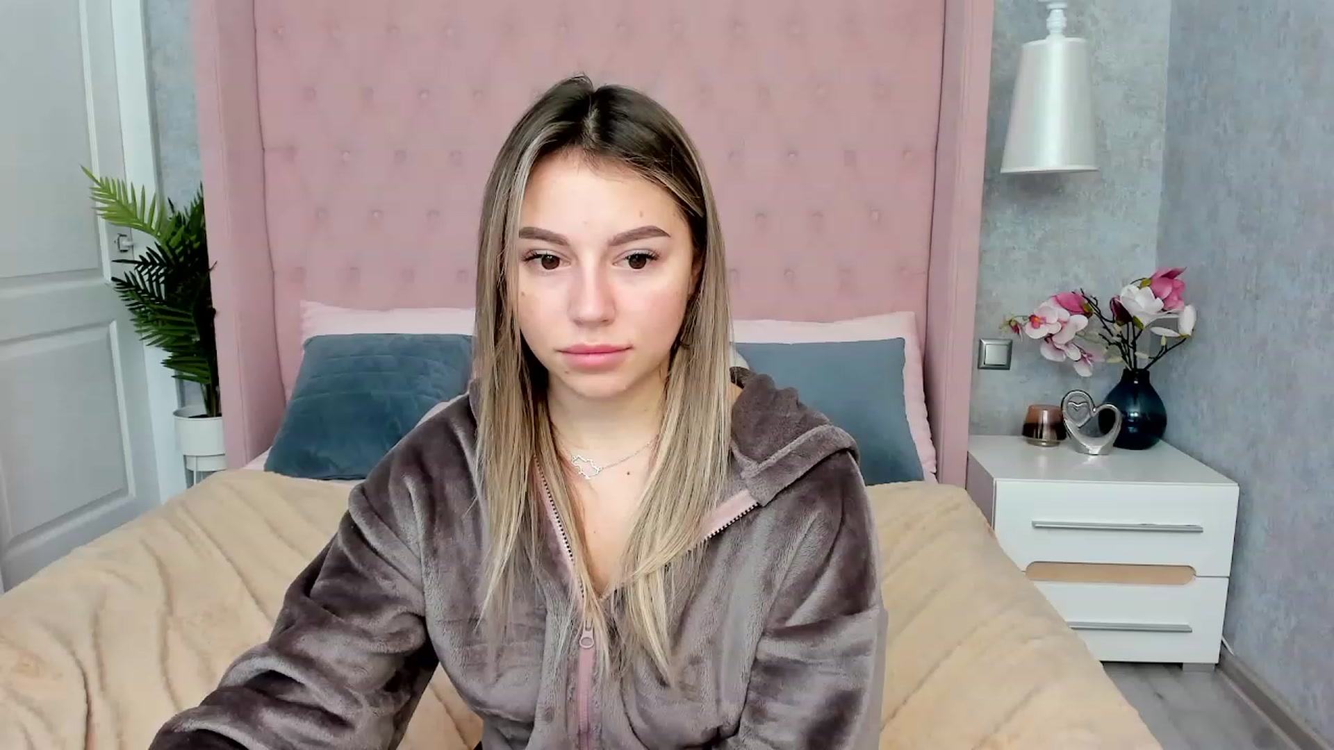 Gallery image thumbnail from SofiBloom's myfreecams stream on, 12/01/2022, 19:17 image 7 of 20