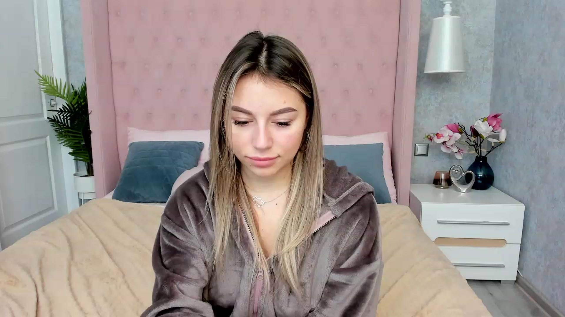 Gallery image thumbnail from SofiBloom's myfreecams stream on, 12/01/2022, 19:17 image 8 of 20