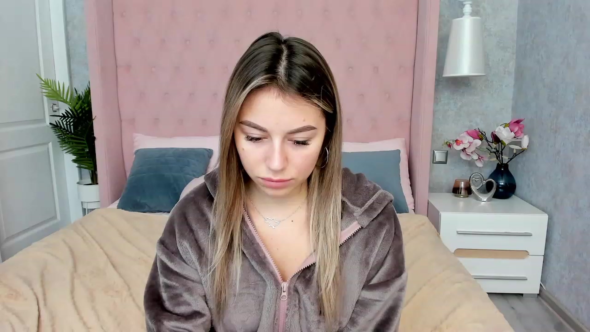 Gallery image thumbnail from SofiBloom's myfreecams stream on, 12/01/2022, 19:17 image 12 of 20