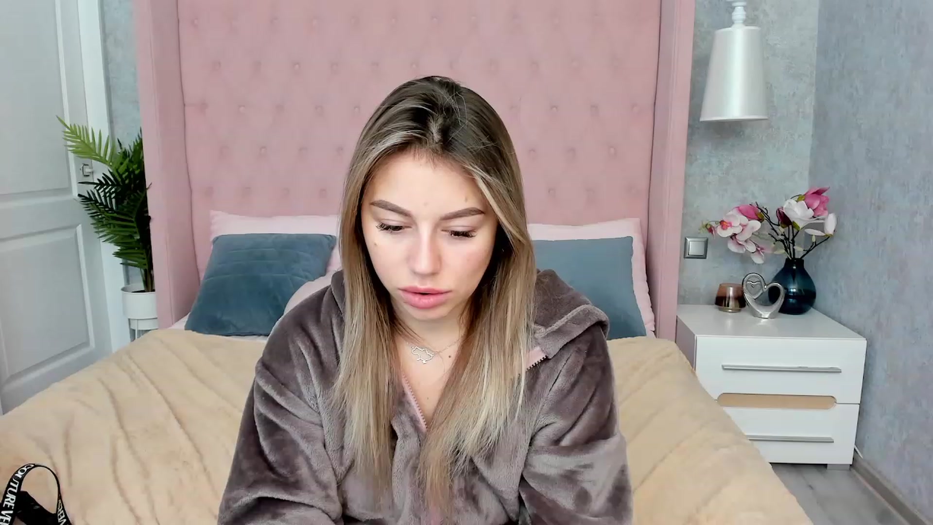 Gallery image thumbnail from SofiBloom's myfreecams stream on, 12/01/2022, 19:17 image 16 of 20