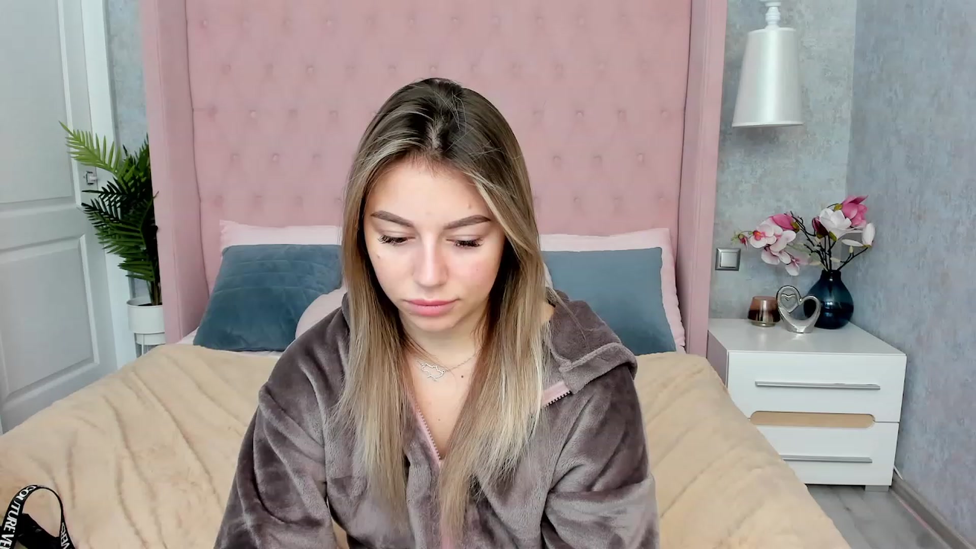 Gallery image thumbnail from SofiBloom's myfreecams stream on, 12/01/2022, 19:17 image 19 of 20