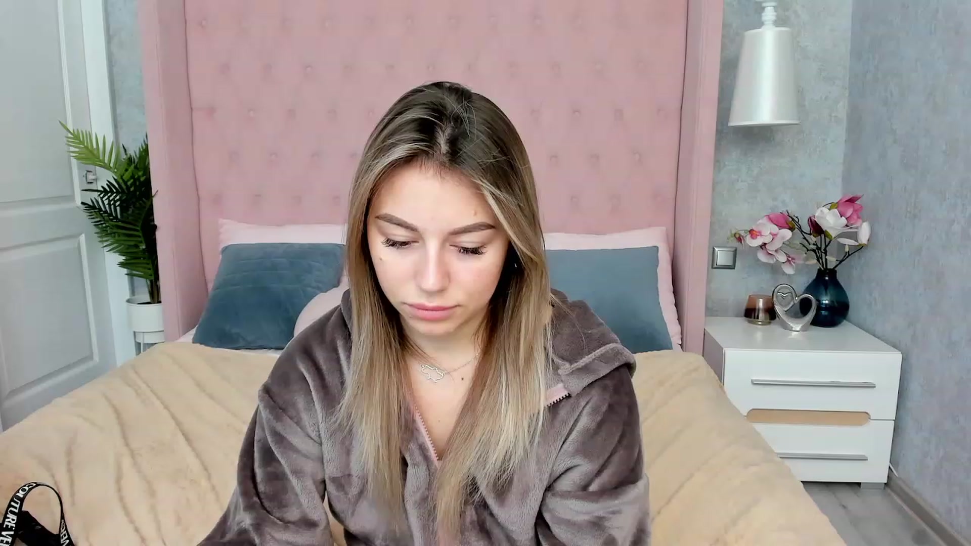 Gallery image thumbnail from SofiBloom's myfreecams stream on, 12/01/2022, 19:17 image 18 of 20