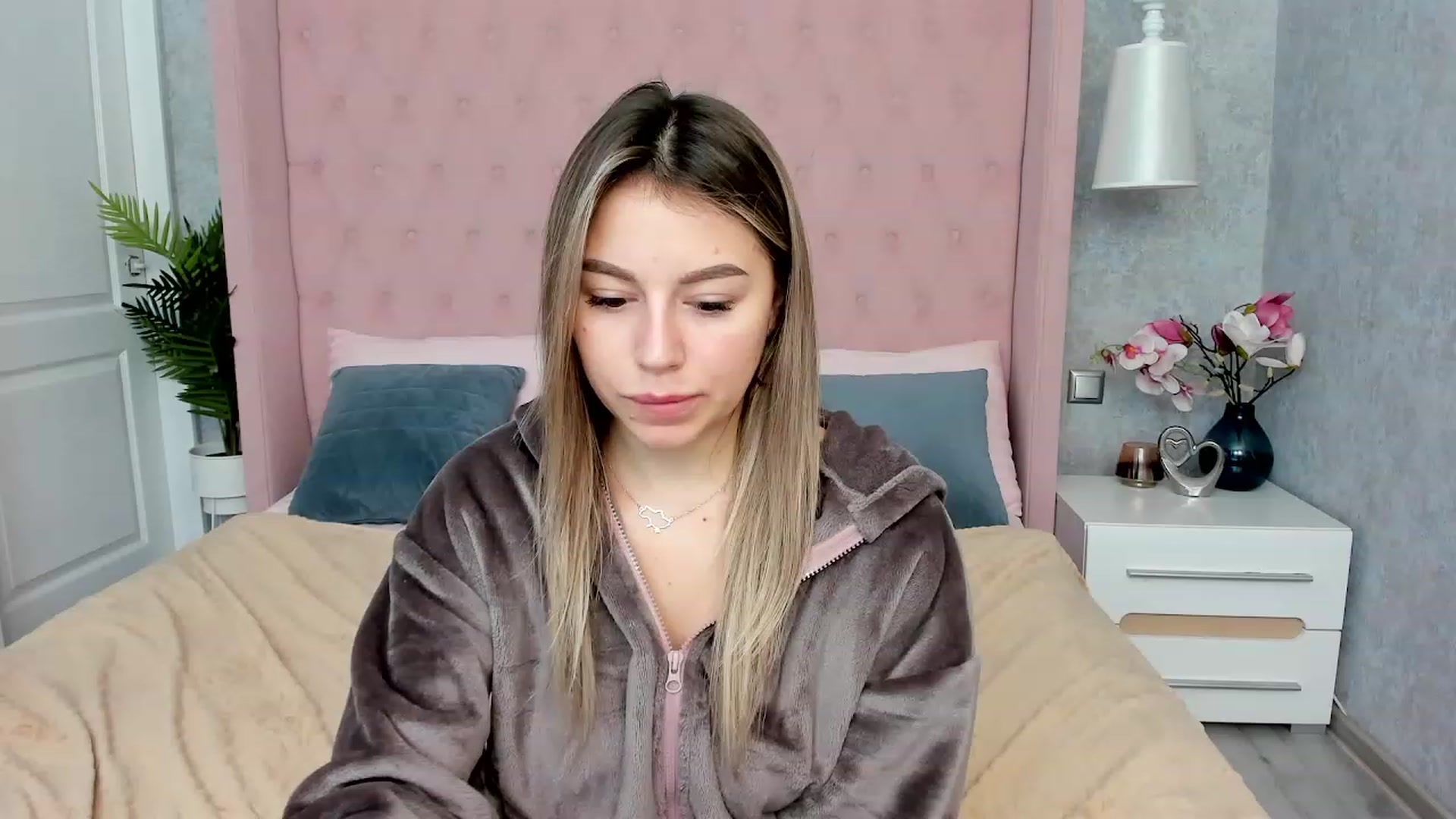 Gallery image thumbnail from SofiBloom's myfreecams stream on, 12/01/2022, 19:17 image 14 of 20