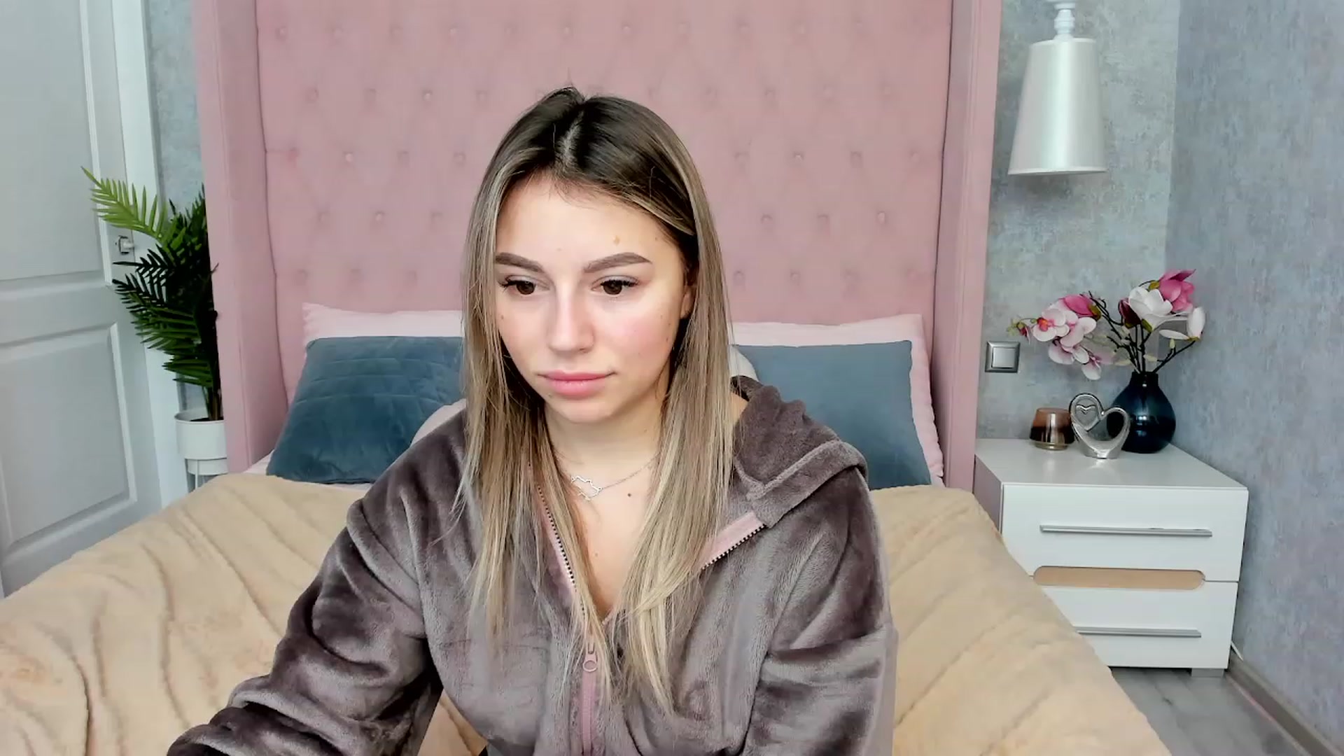 Gallery image thumbnail from SofiBloom's myfreecams stream on, 12/01/2022, 19:17 image 10 of 20