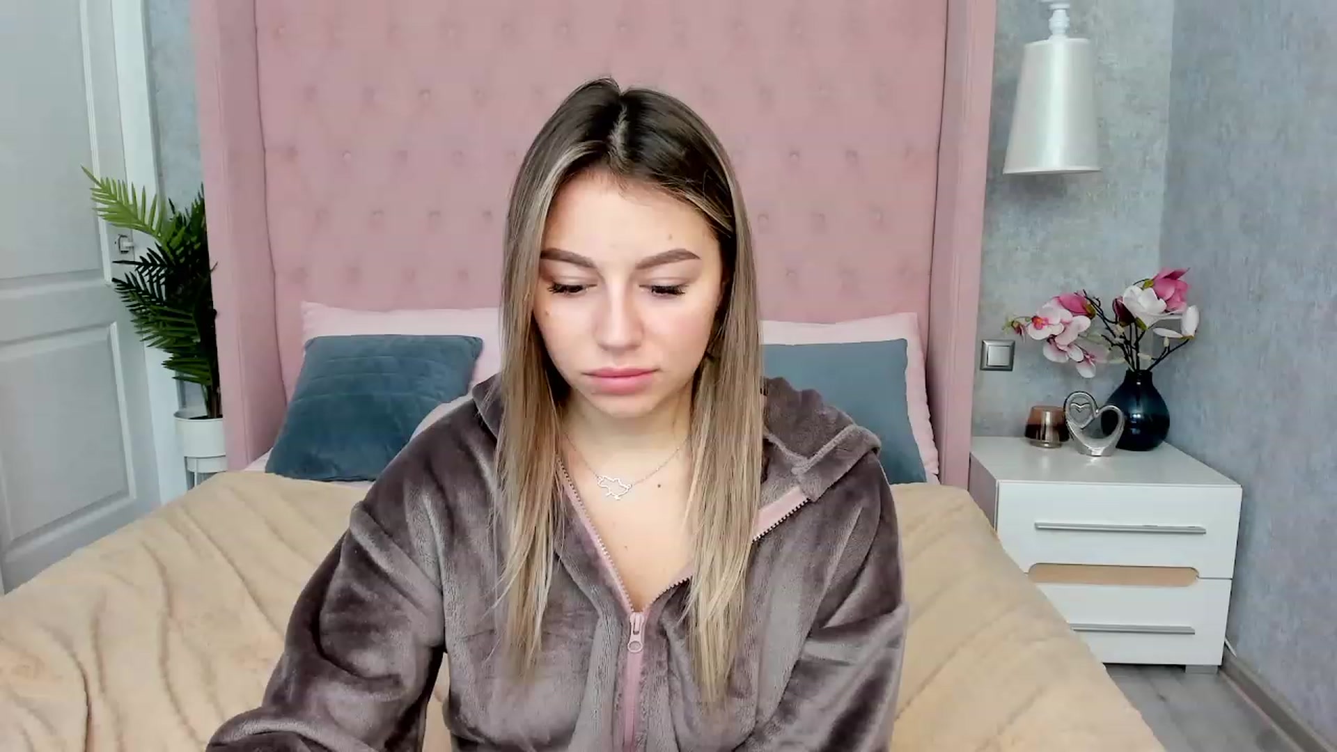 Gallery image thumbnail from SofiBloom's myfreecams stream on, 12/01/2022, 19:17 image 13 of 20
