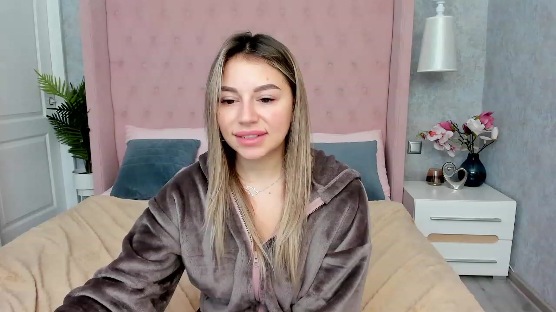 Gallery image thumbnail from SofiBloom's myfreecams stream on, 12/01/2022, 19:17 image 6 of 20