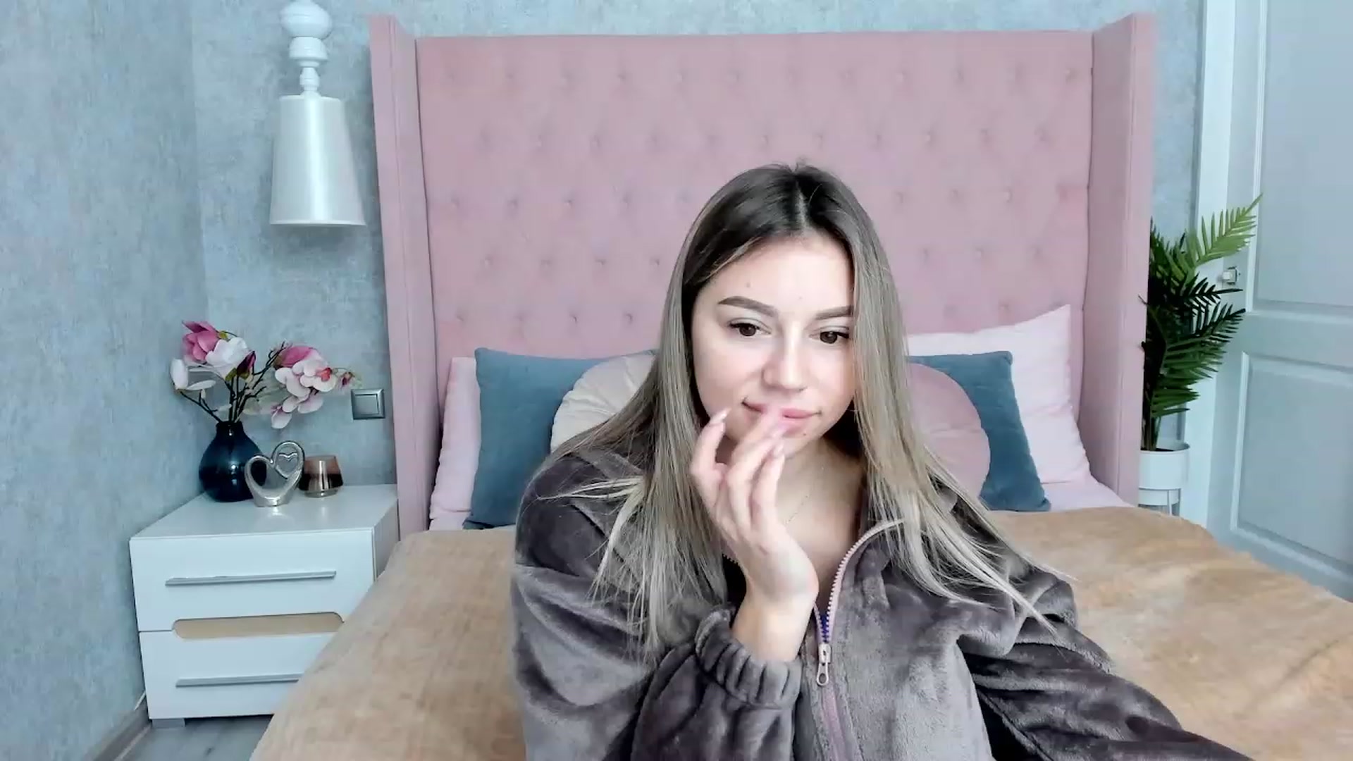 Gallery image thumbnail from SofiBloom's myfreecams stream on, 12/02/2022, 07:29 image 18 of 20