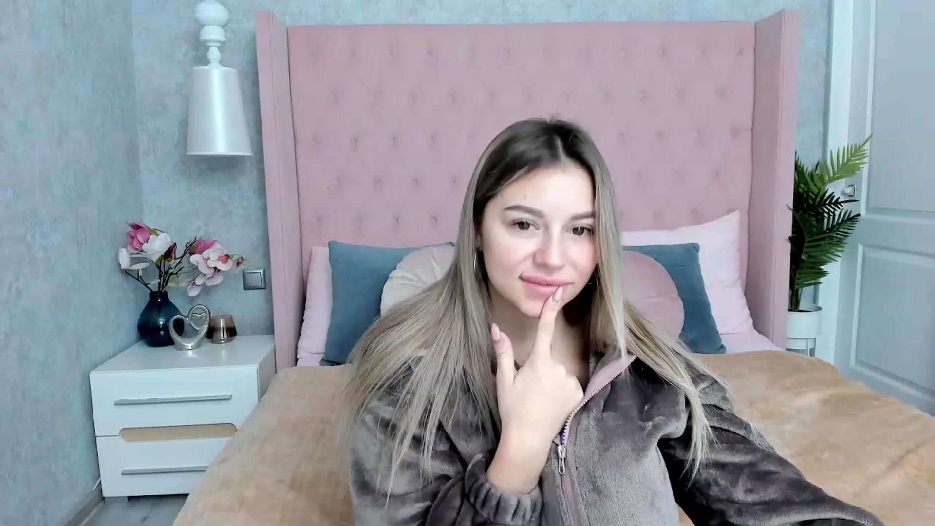 Gallery image thumbnail from SofiBloom's myfreecams stream on, 12/02/2022, 07:29 image 20 of 20
