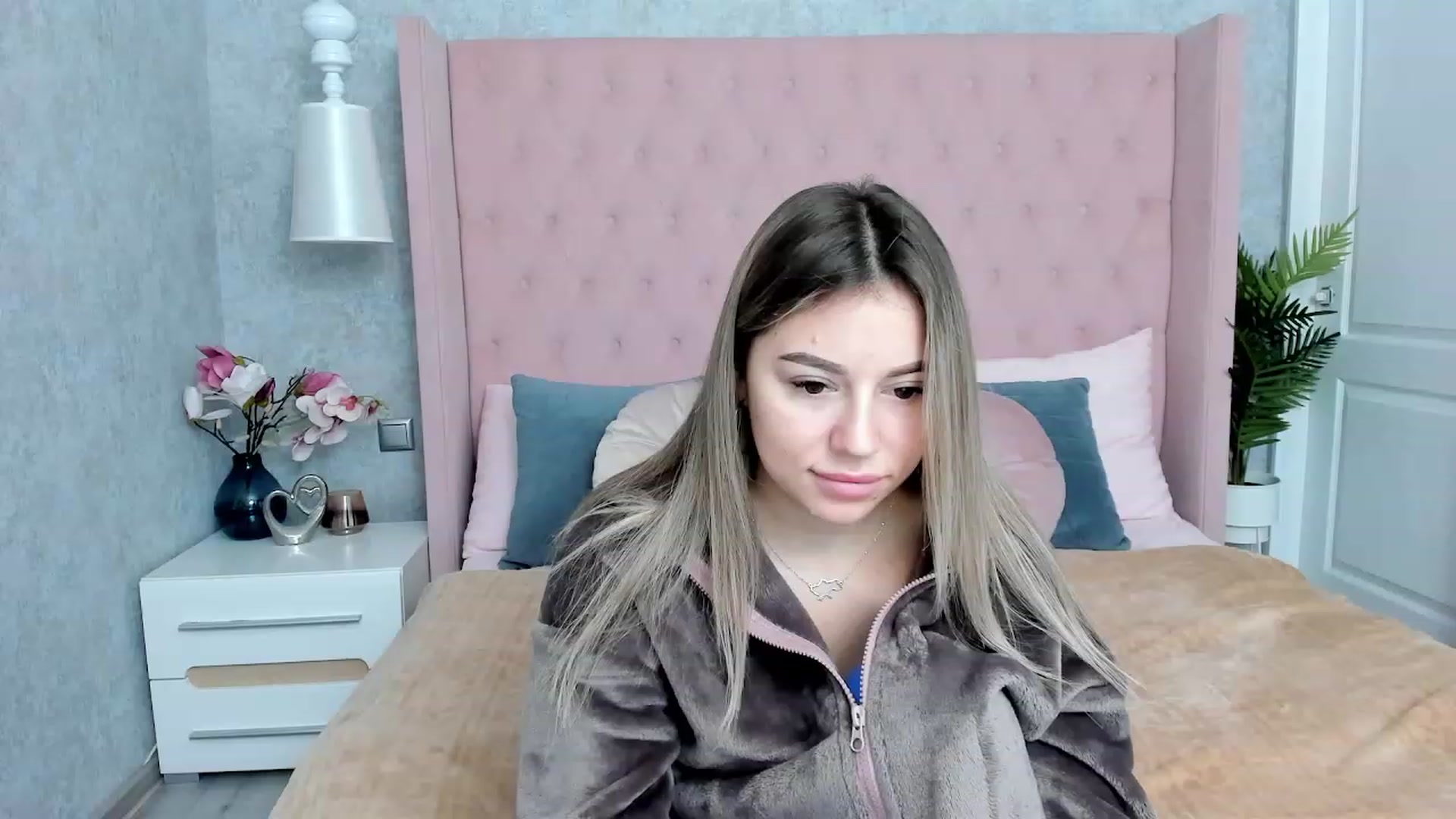 Gallery image thumbnail from SofiBloom's myfreecams stream on, 12/02/2022, 07:29 image 17 of 20