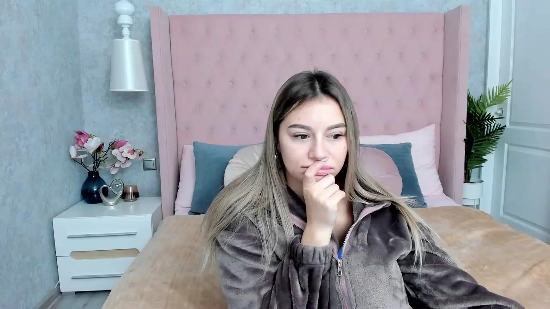 Gallery image thumbnail from SofiBloom's myfreecams stream on, 12/02/2022, 07:29 image 19 of 20