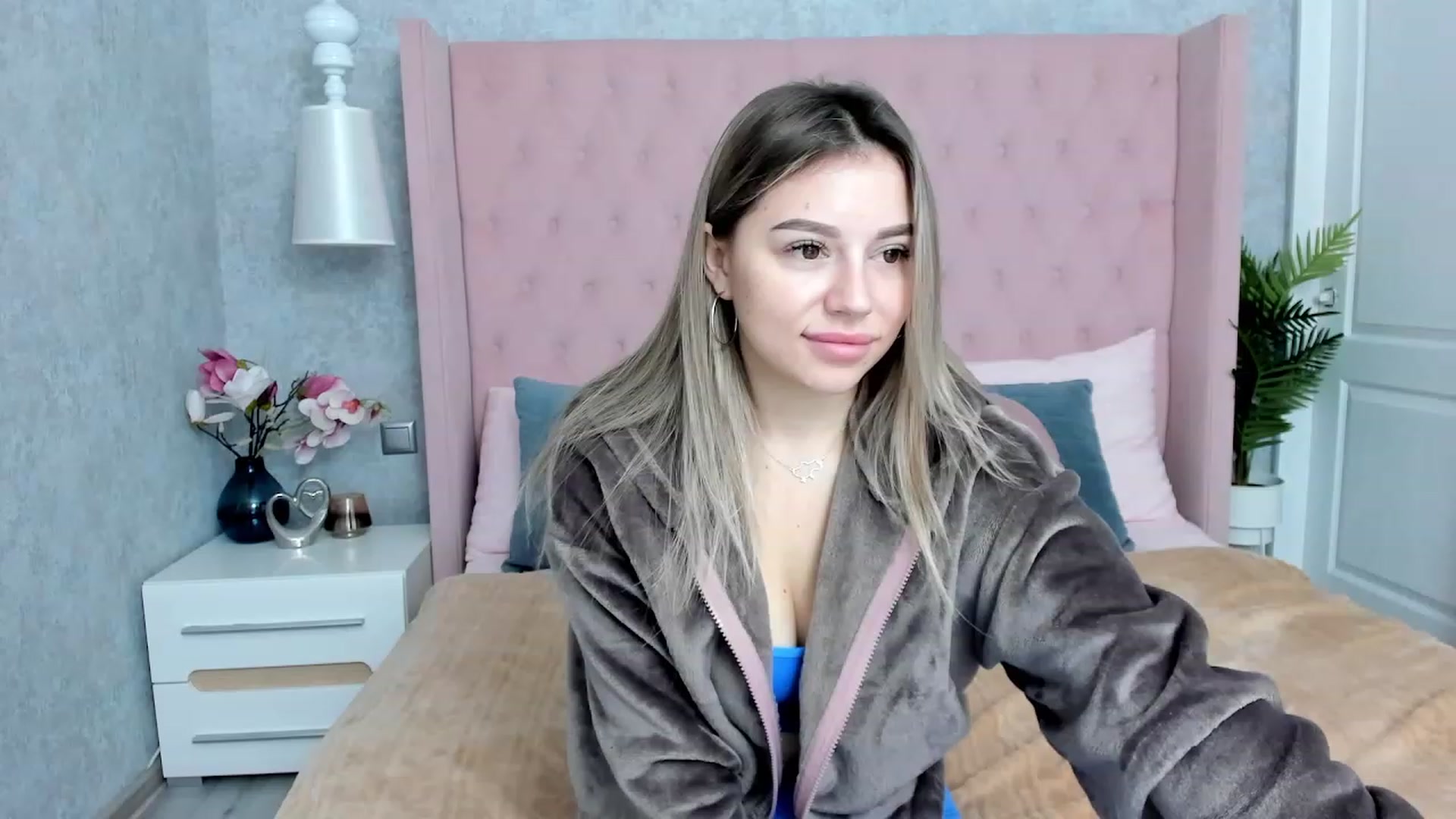 Gallery image thumbnail from SofiBloom's myfreecams stream on, 12/02/2022, 07:29 image 8 of 20